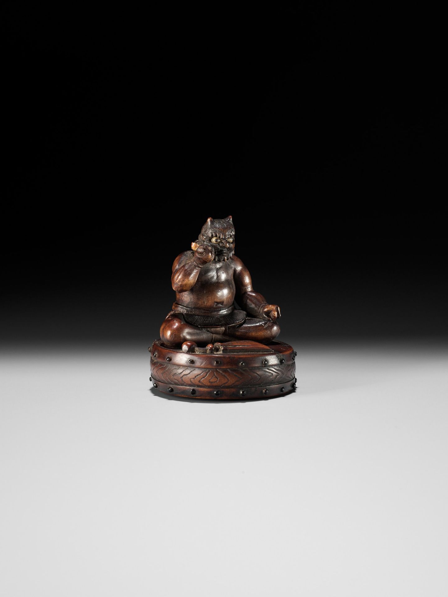 GYOKKOSAI: A HUMOROUS WOOD NETSUKE OF RAIJIN TAKING A SMOKE BREAK - Image 8 of 12