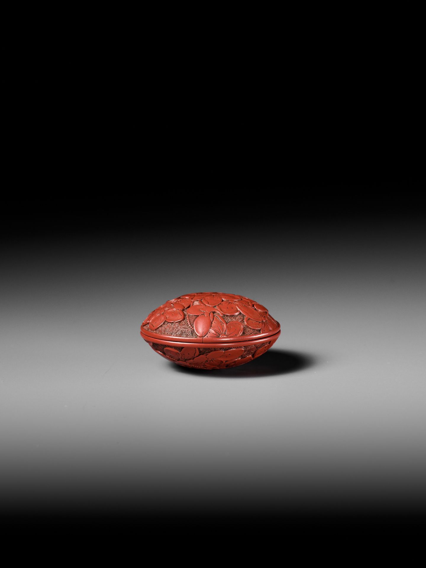 A FINE TSUISHU (CARVED RED LACQUER) MANJU NETSUKE WITH PEACH BLOSSOMS - Bild 5 aus 13