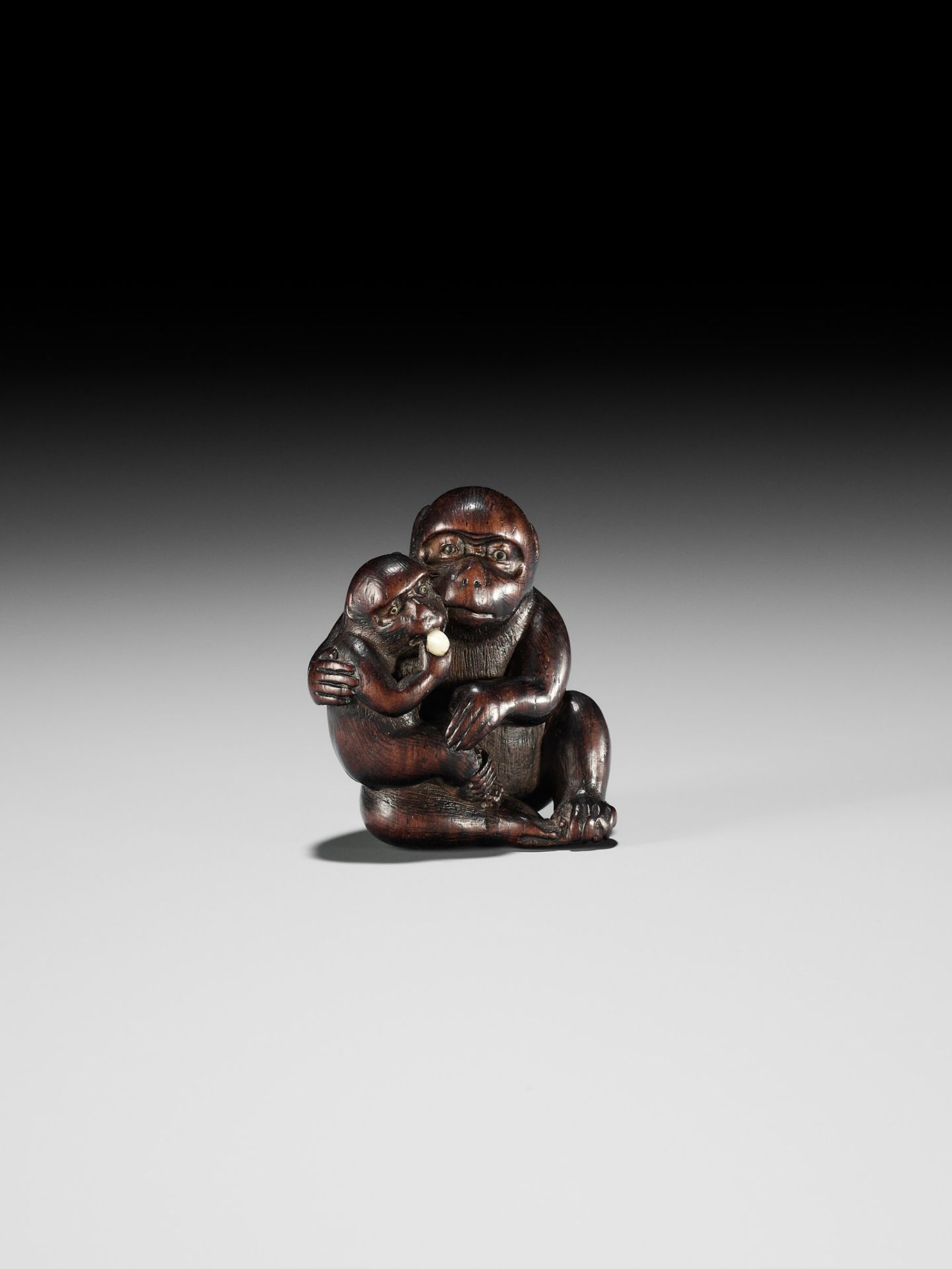 HIDECHIKA: A CHARMING INLAID WOOD NETSUKE OF A MONKEY FEEDING YOUNG - Bild 8 aus 10