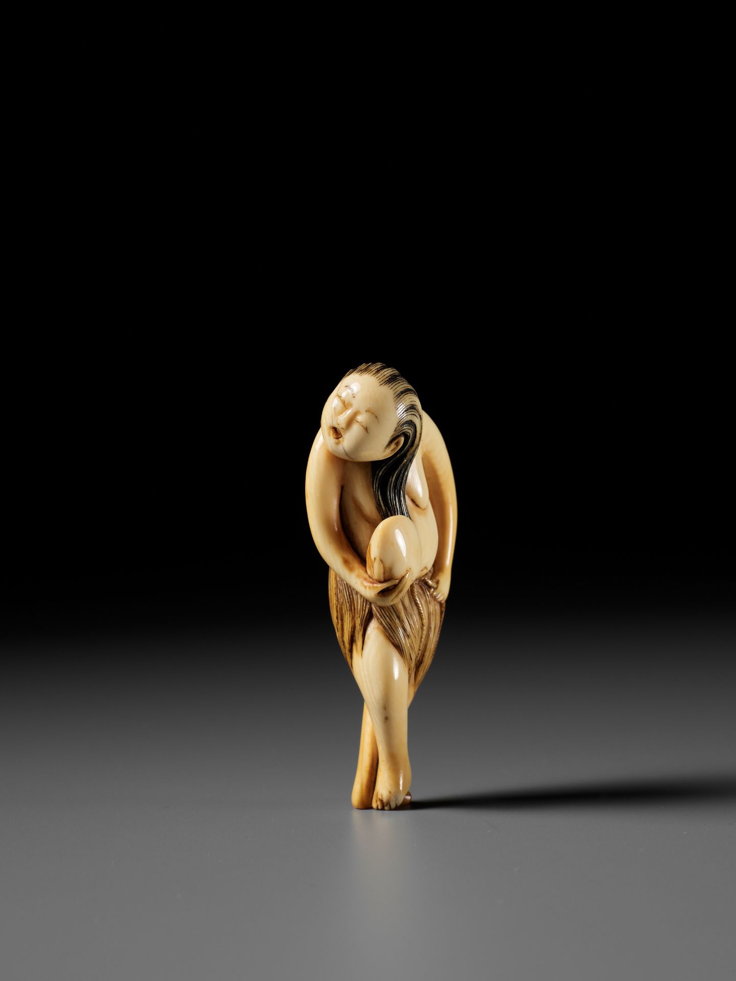 A SUPERB IVORY NETSUKE OF A DIVING GIRL, AMA - Bild 14 aus 18