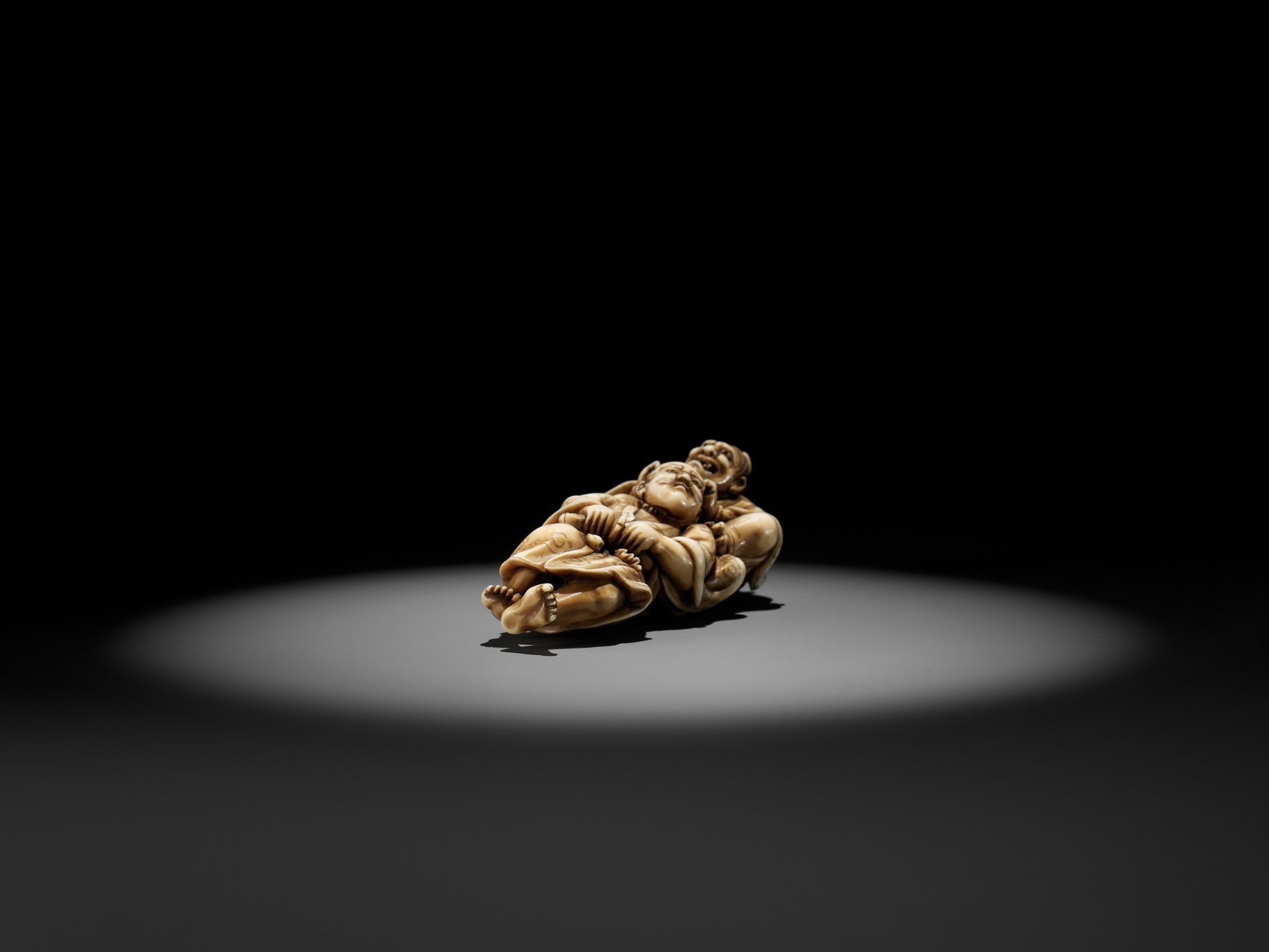 IKKOSAI: A POWERFUL IVORY NETSUKE OF OMORI HIKOSHICHI ENCOUNTERING THE DEMONESS - Bild 12 aus 14