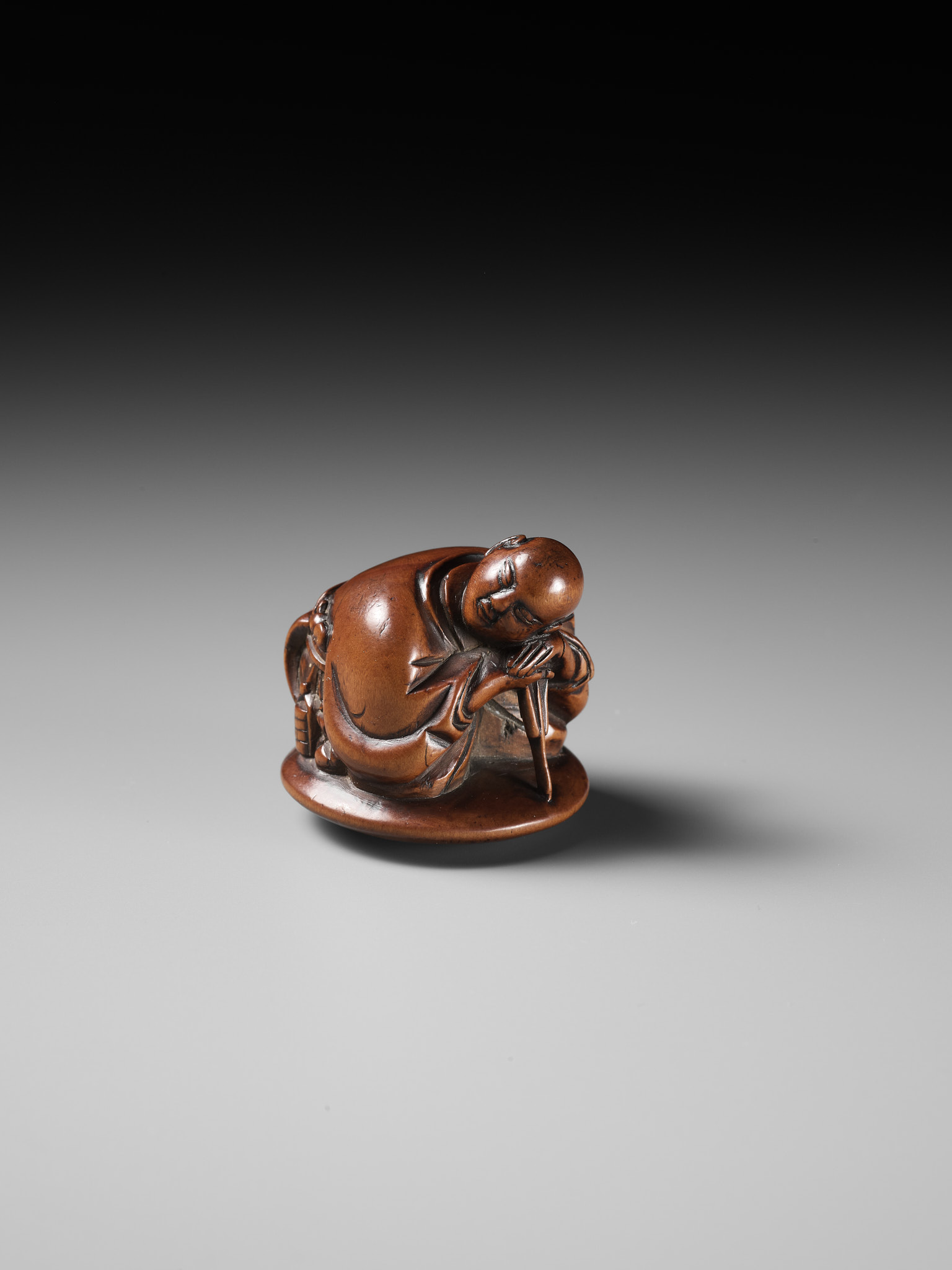 A REMARKABLE AND EARLY WOOD NETSUKE OF A SLEEPING ACTOR - Image 3 of 9