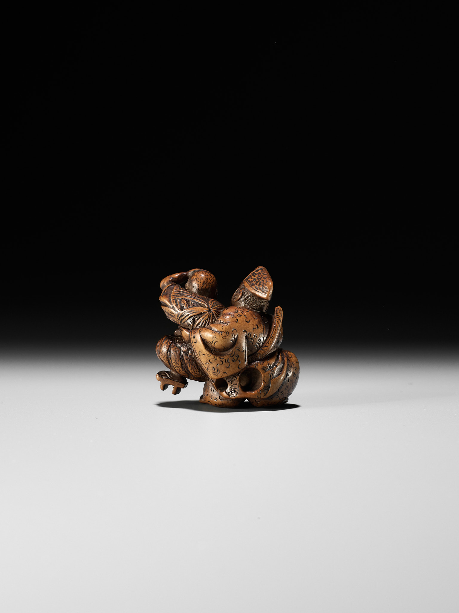 KASHUN: A WOOD NETSUKE OF TAIRA NO TADAMORI CAPTURING THE OIL THIEF - Image 2 of 10