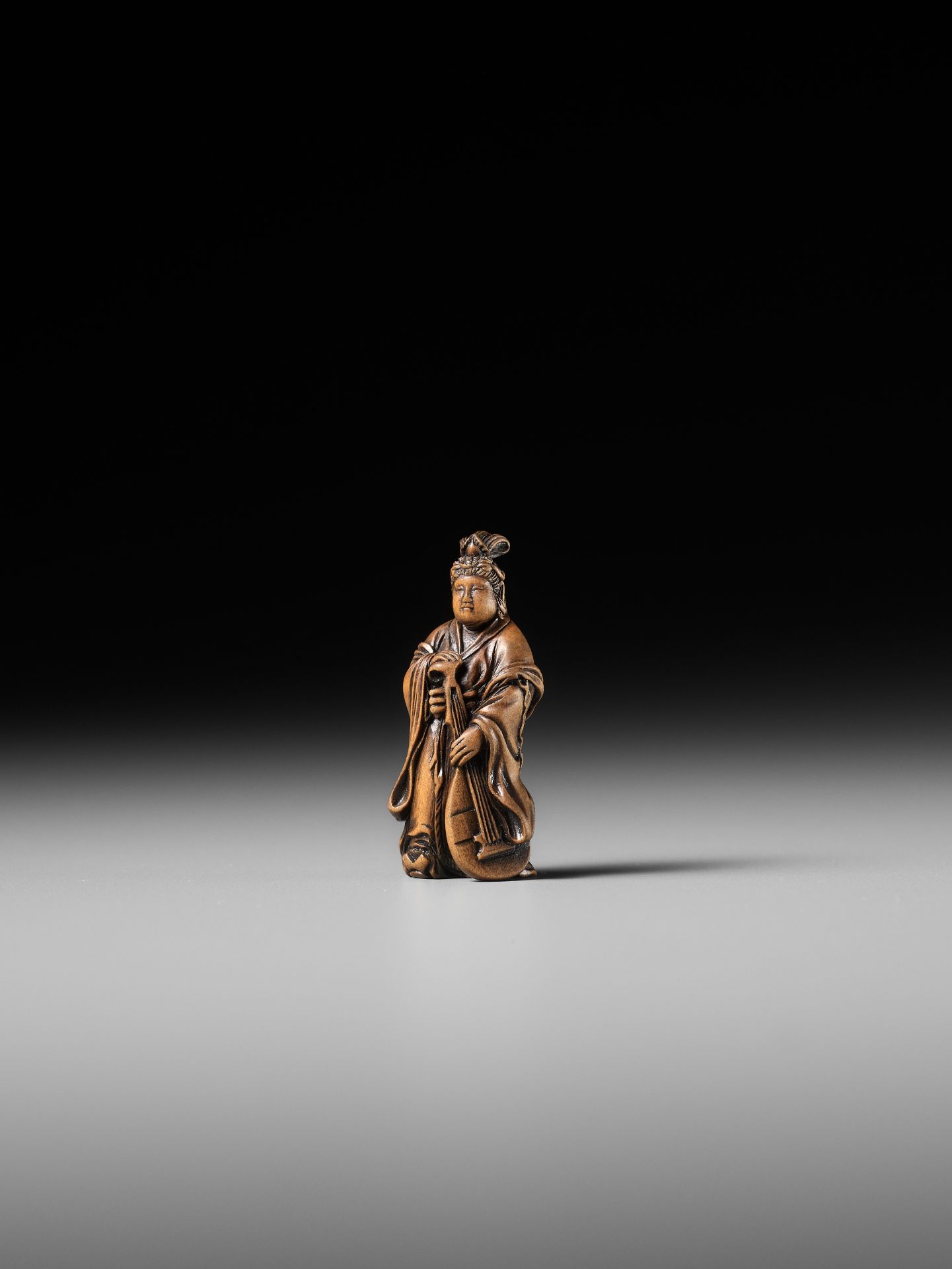 SETTEI: A VERY FINE MINIATURE WOOD NETSUKE OF BENTEN HOLDING A BIWA - Bild 7 aus 14