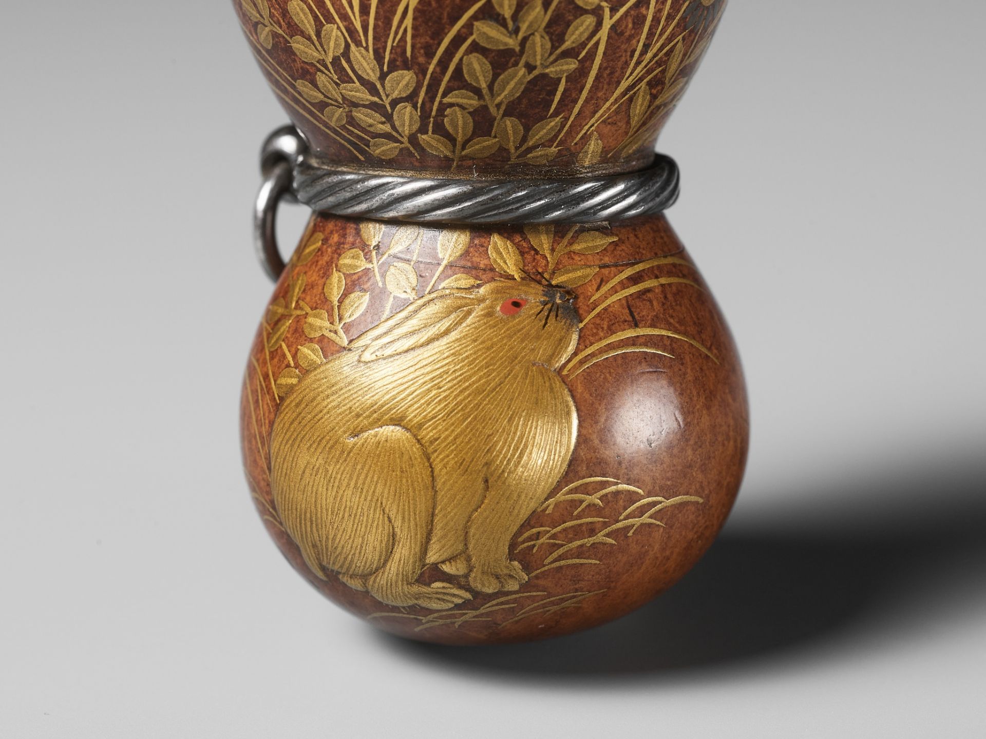 A FINE AND LARGE LACQUERED GOURD NETSUKE WITH A CHUBBY HARE AMONGST AUTUMN GRASSES - Image 2 of 11