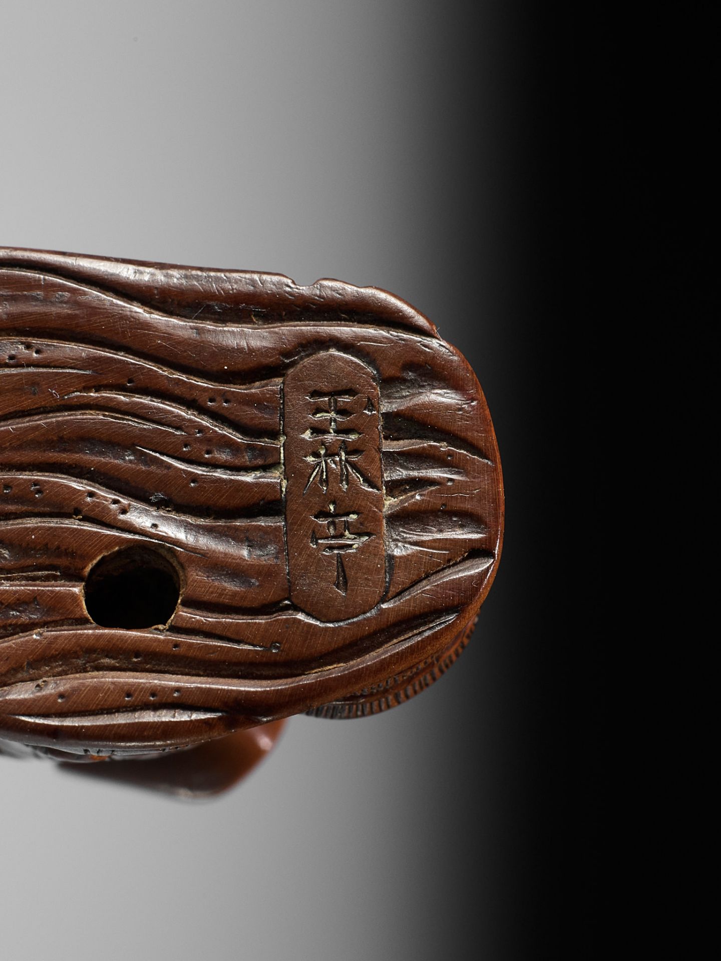 GYOKURINTEI: A WOOD NETSUKE OF A FARMER TAKING A BREAK - Bild 10 aus 10