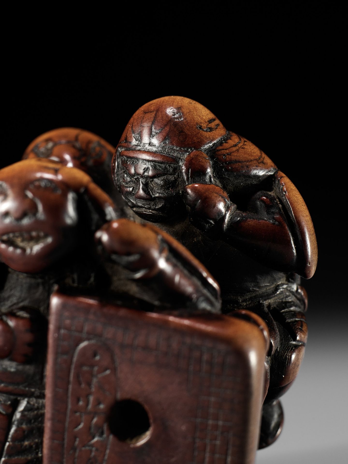 NAGAMITSU: A RARE WOOD NETSUKE OF GOBAN TADANOBU - Bild 2 aus 15