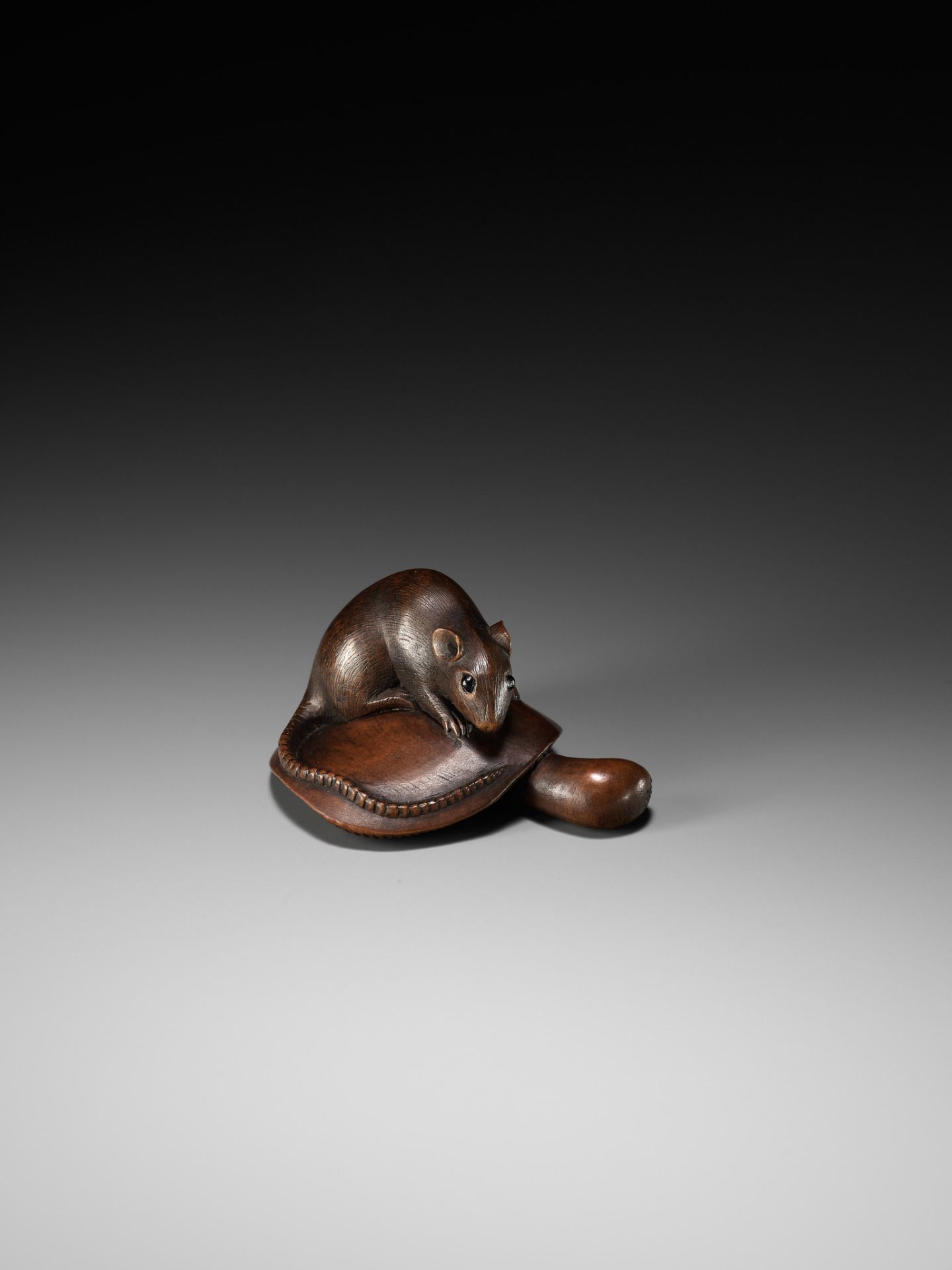 MASANAO: A FINE WOOD NETSUKE OF A RAT ON A MUSHROOM - Bild 2 aus 11