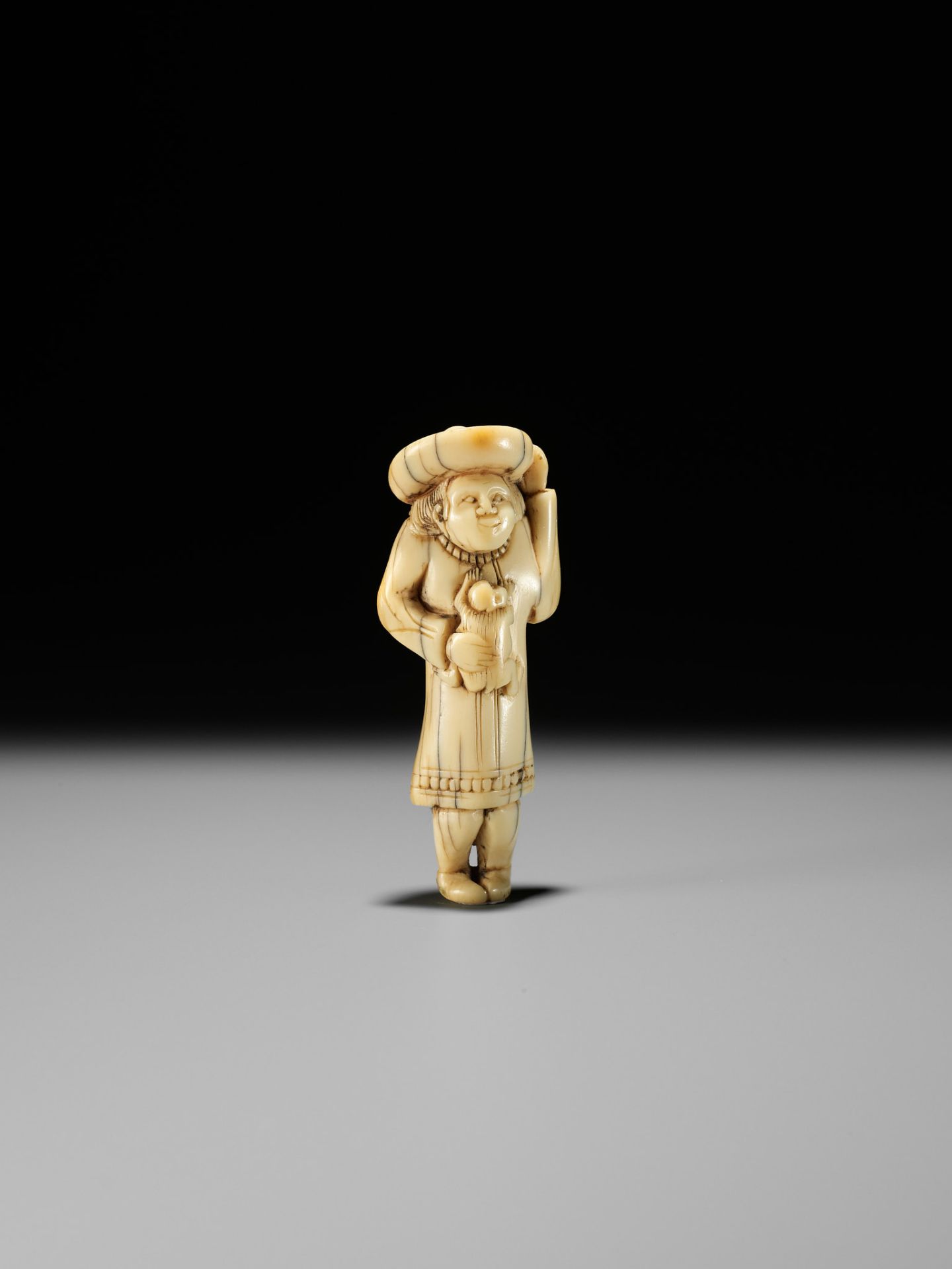 A RARE IVORY NETSUKE OF A DUTCHMAN AND MONKEY - Bild 8 aus 10