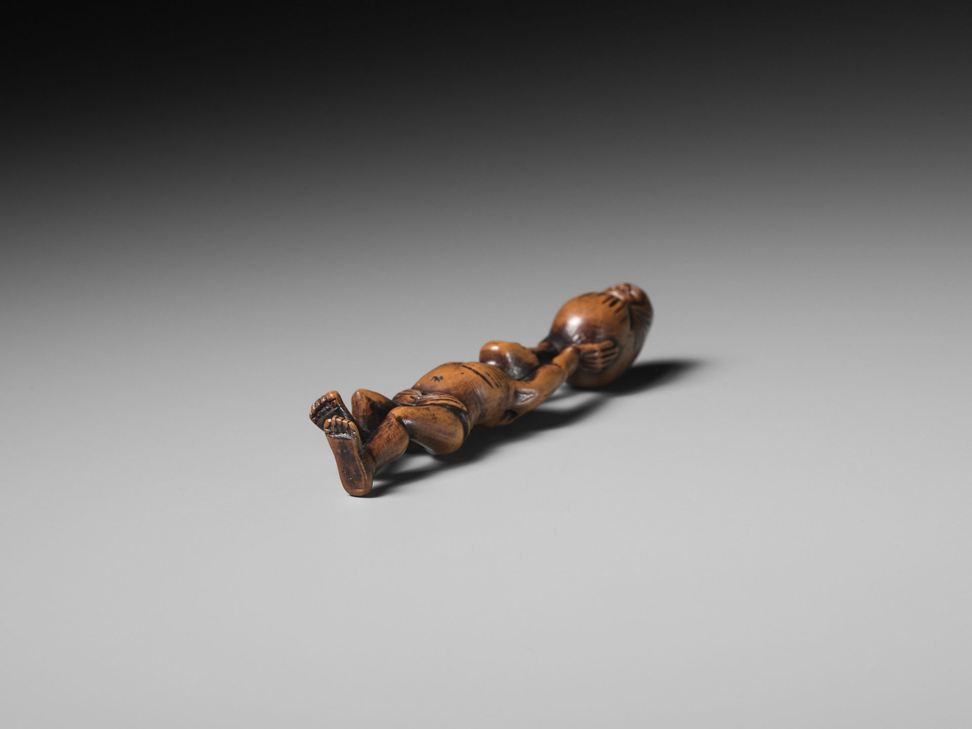 A POWERFUL WOOD NETSUKE OF A DANCING MAN WITH A DARUMA DOLL - Image 12 of 12