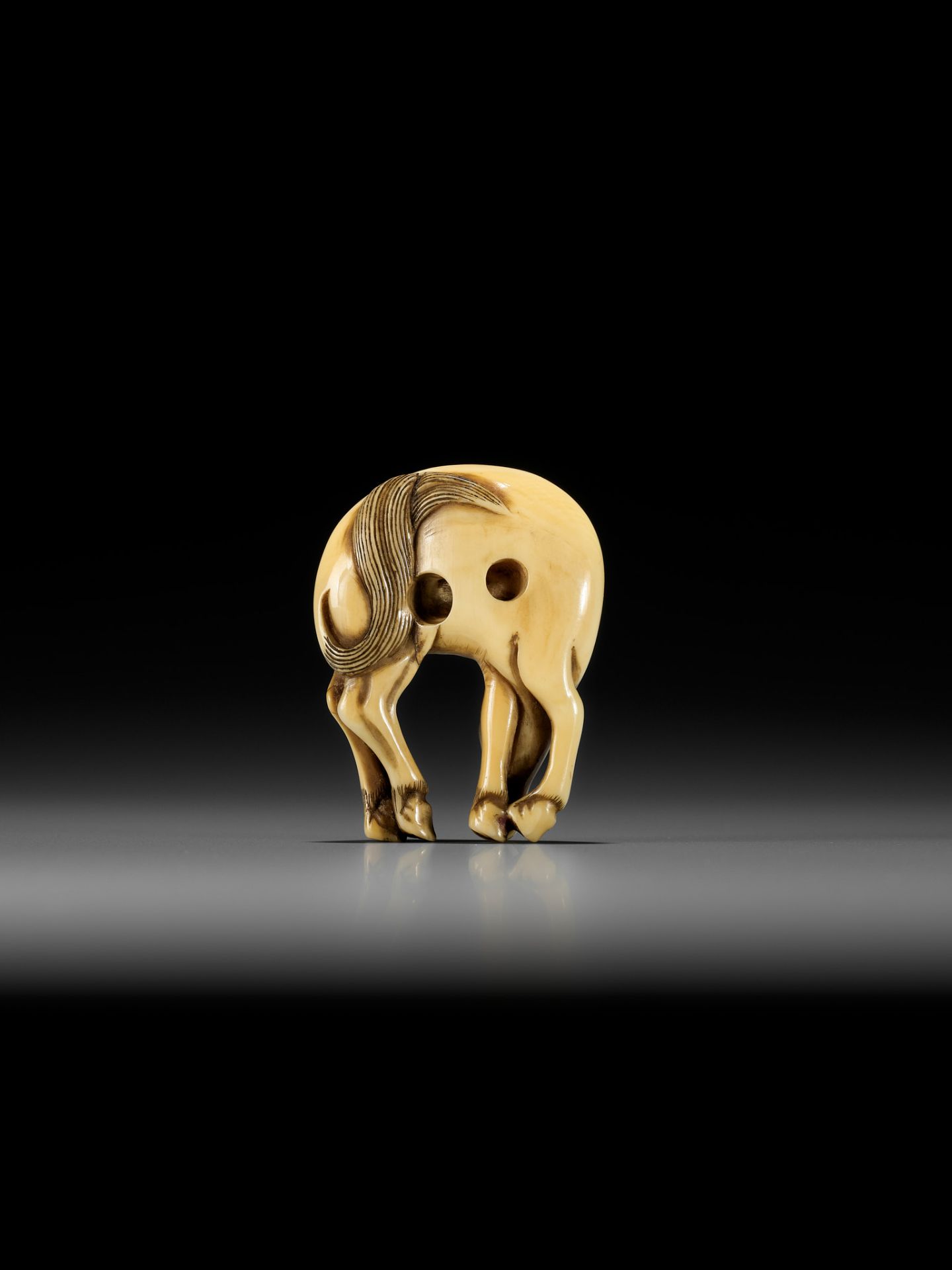 A FINE IVORY NETSUKE OF A GRAZING HORSE - Bild 2 aus 13