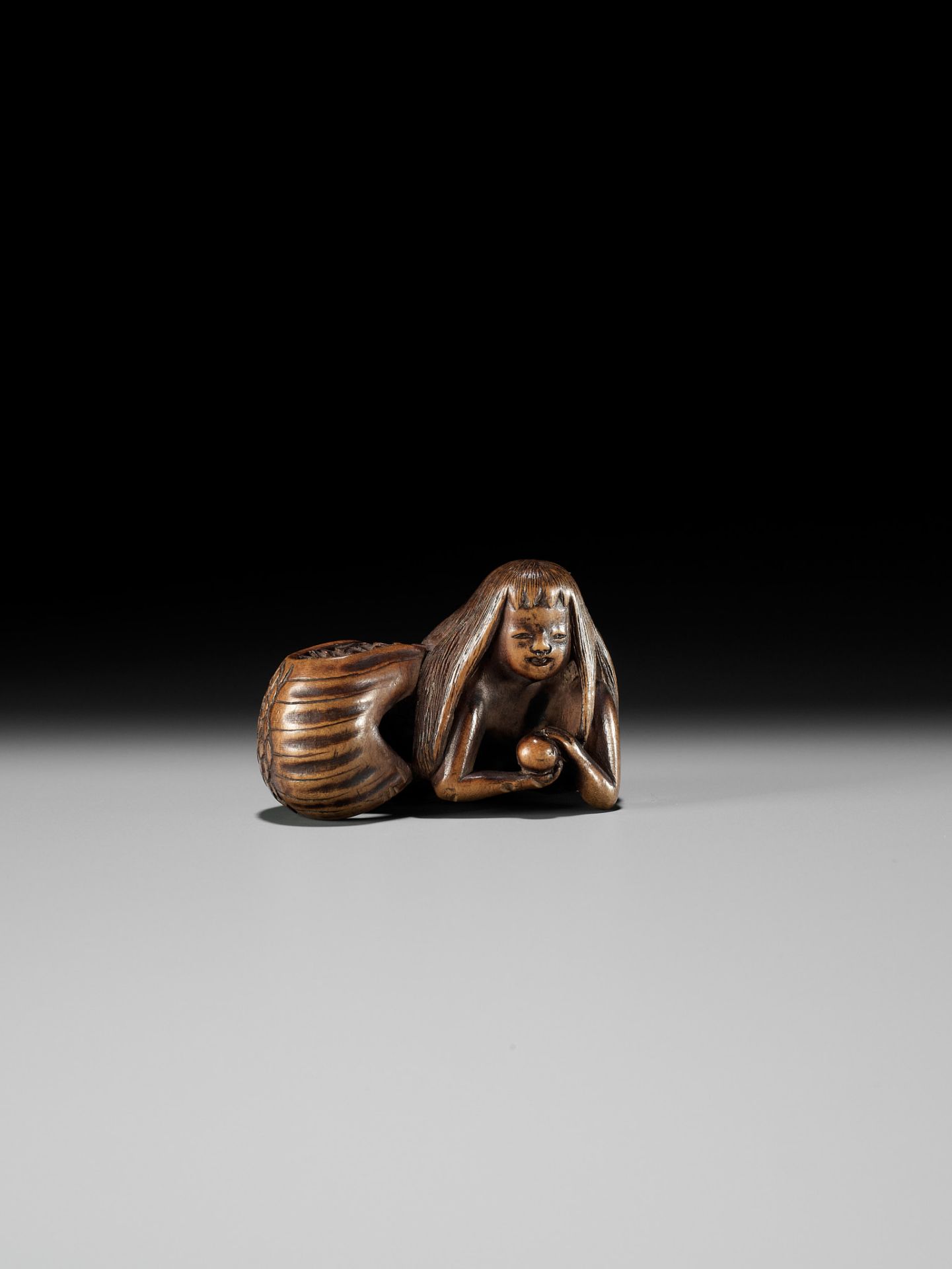 HOSAI: A FINE WOOD NETSUKE OF A NINGYO (MERMAID) CLUTCHING A PEARL - Bild 10 aus 12