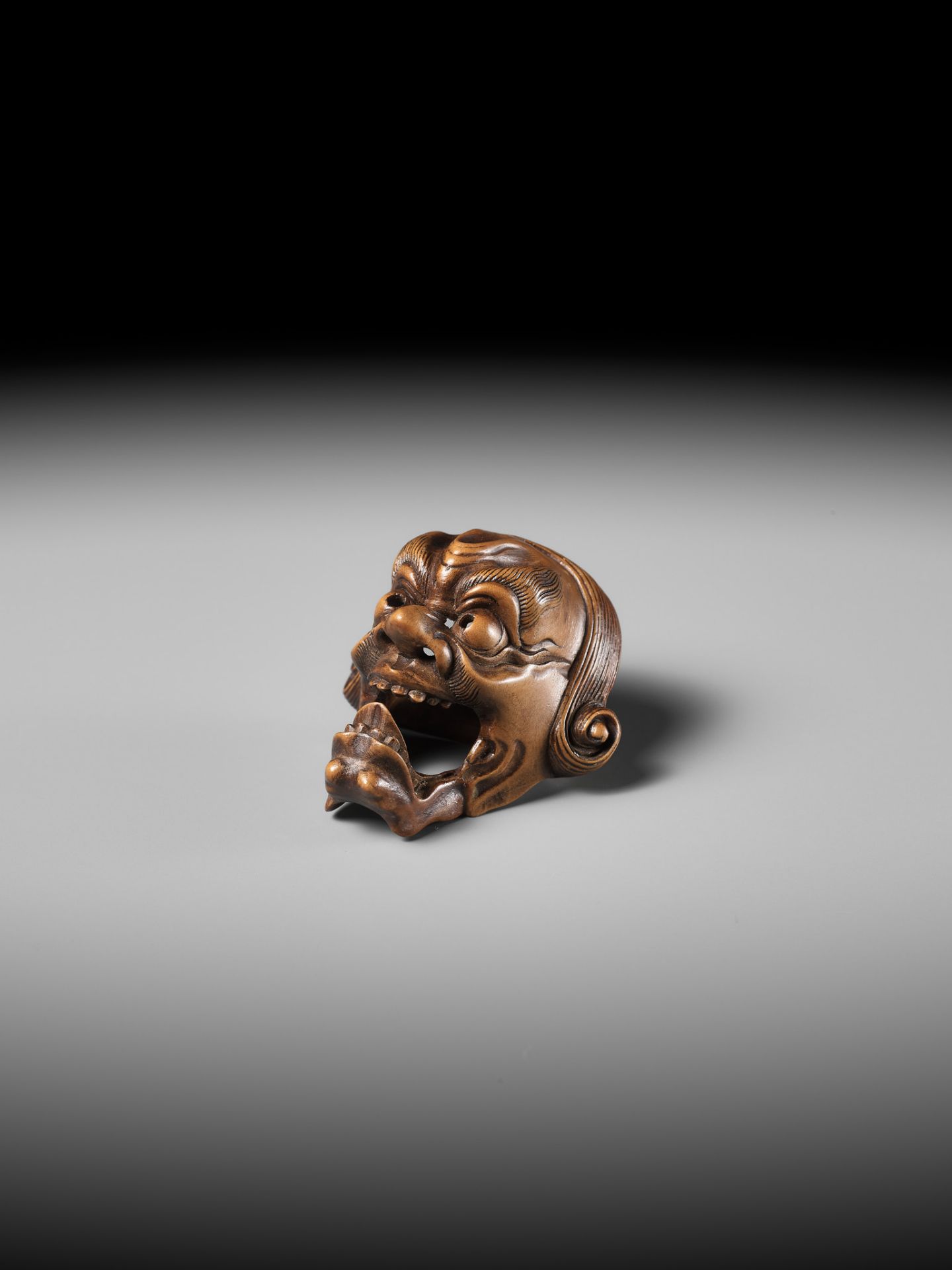 A PALE BOXWOOD KYOGEN MASK NETSUKE OF A GROTESQUE FOREIGNER, ATTRIBUTED TO KOKEISAI SANSHO - Bild 14 aus 14