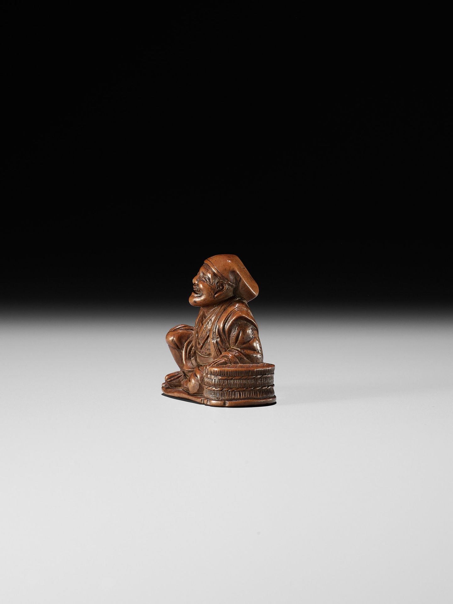 GYOKURINTEI: A WOOD NETSUKE OF A FARMER TAKING A BREAK - Bild 3 aus 10