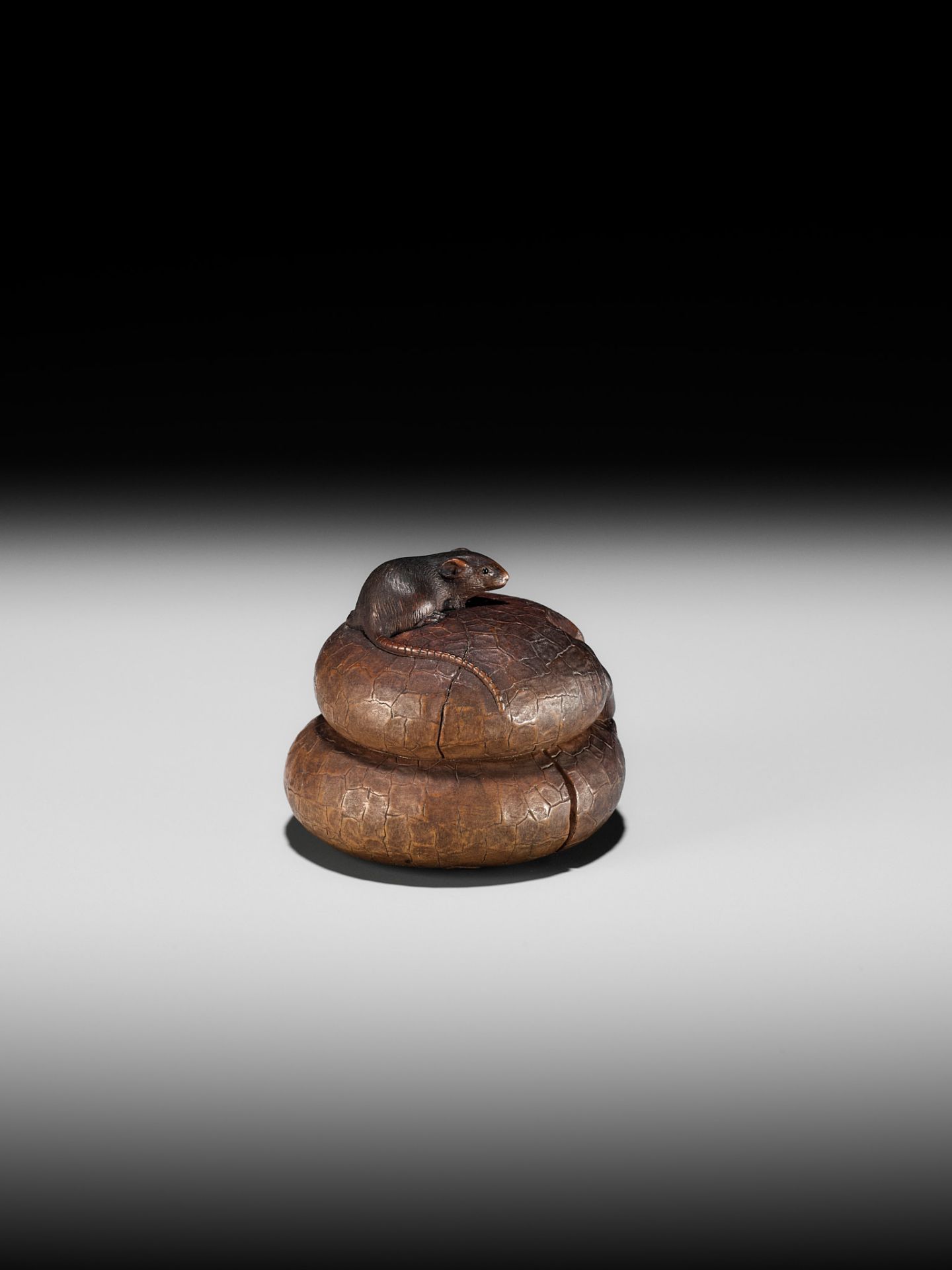 TADASHIGE: A FINE WOOD NETSUKE OF THREE RATS NIBBLING ON KAGAMI MOCHI - Bild 8 aus 12