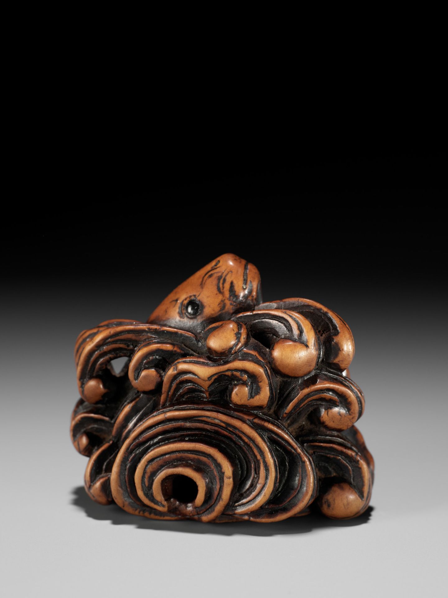 A SUPERB WOOD NETSUKE OF A LEAPING CARP AMONGST TURBULENT WAVES - Bild 2 aus 15