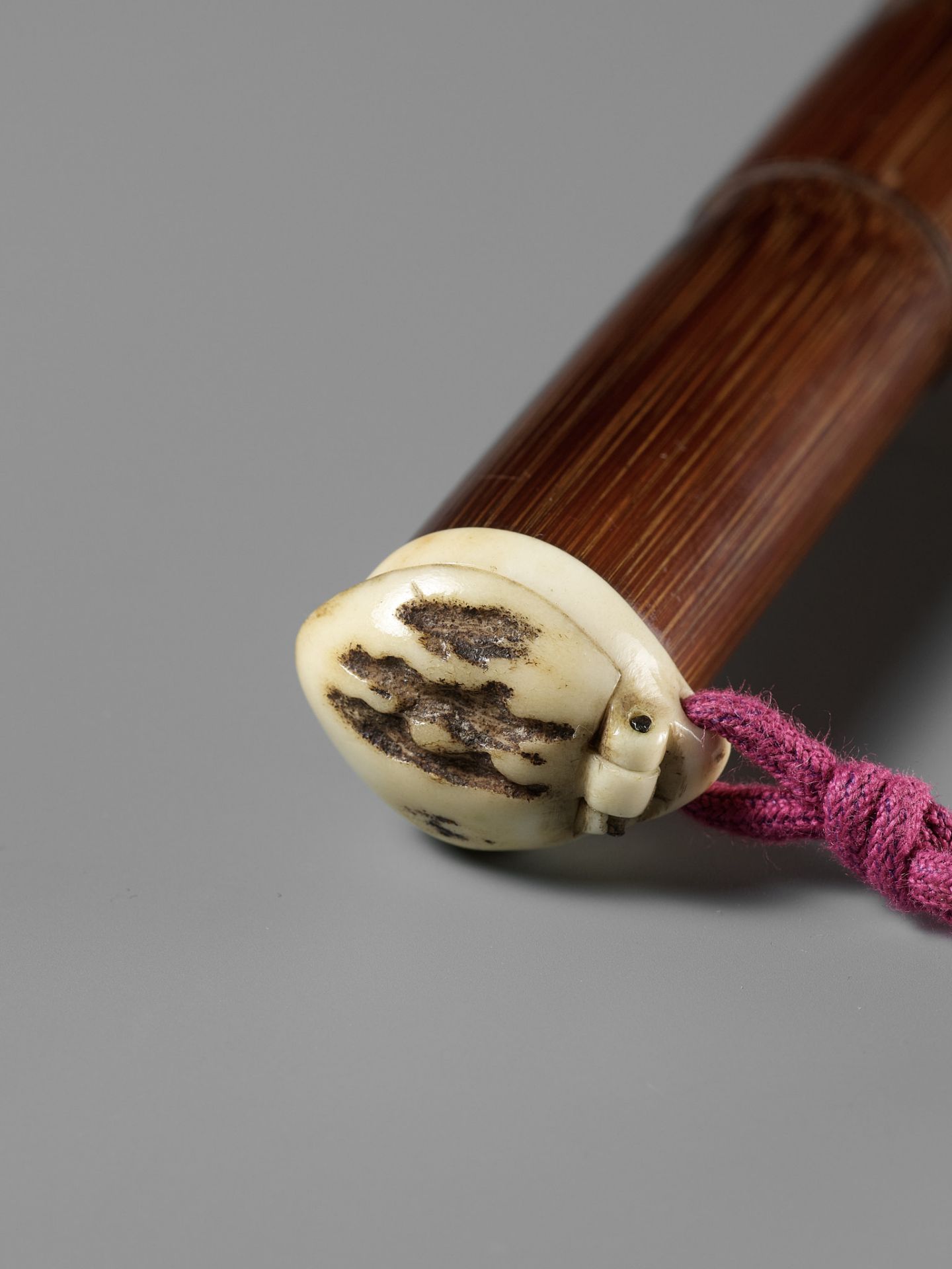 A FINE BAMBOO AND ANTLER YATATE, WITH AN ANTLER NETSUKE OF A MONKEY HOLDING A PEACH - Bild 4 aus 11