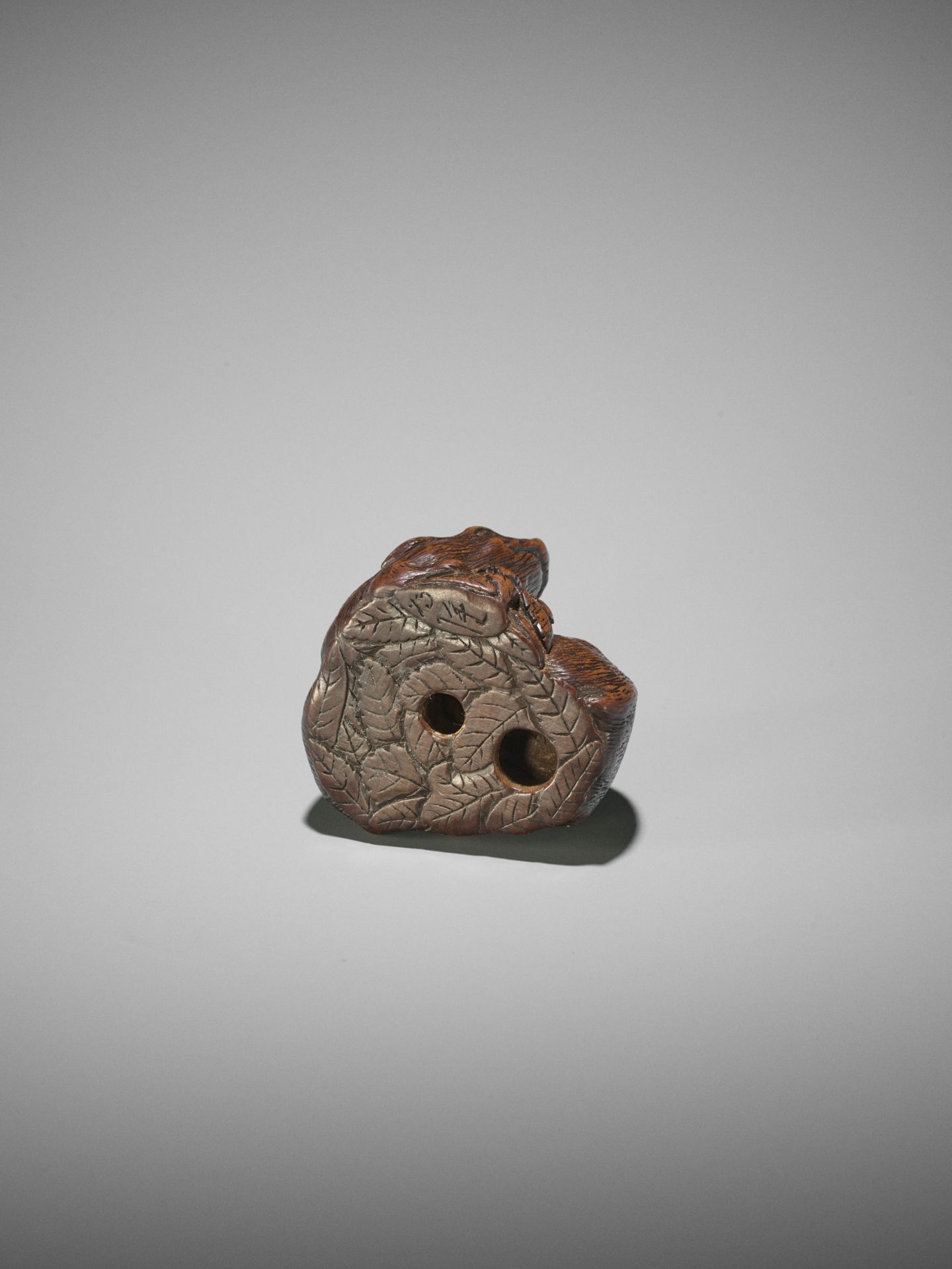 TAMETAKA: A WOOD NETSUKE OF TWO BOARS - Bild 15 aus 17