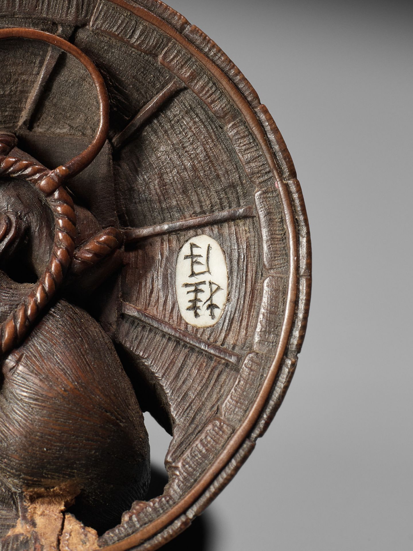 KEIGETSU: A WOOD NETSUKE OF RATS ON A STRAW HAT - Bild 11 aus 14