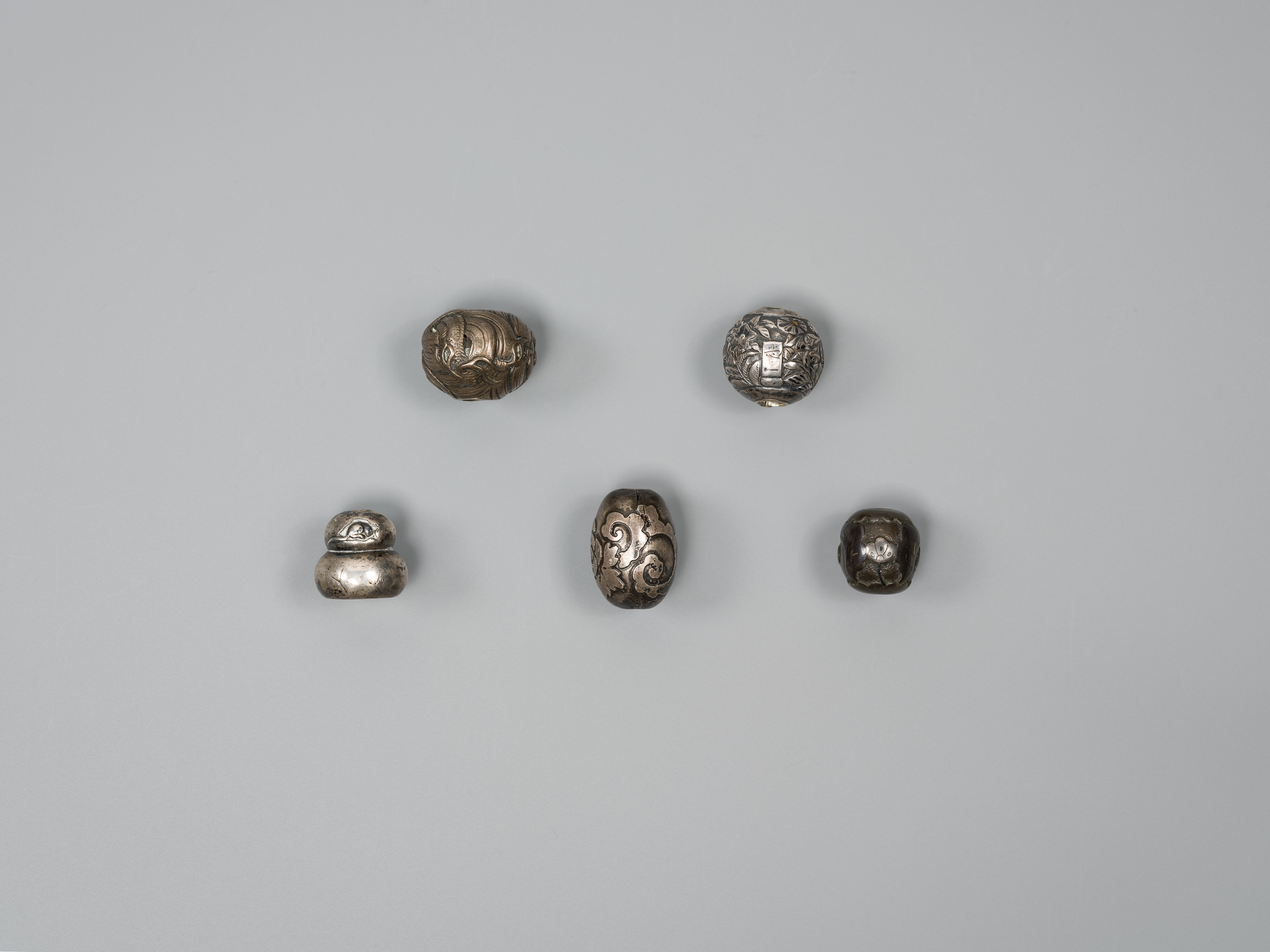 A GROUP OF FIVE MIXED METAL OJIME - Image 2 of 3