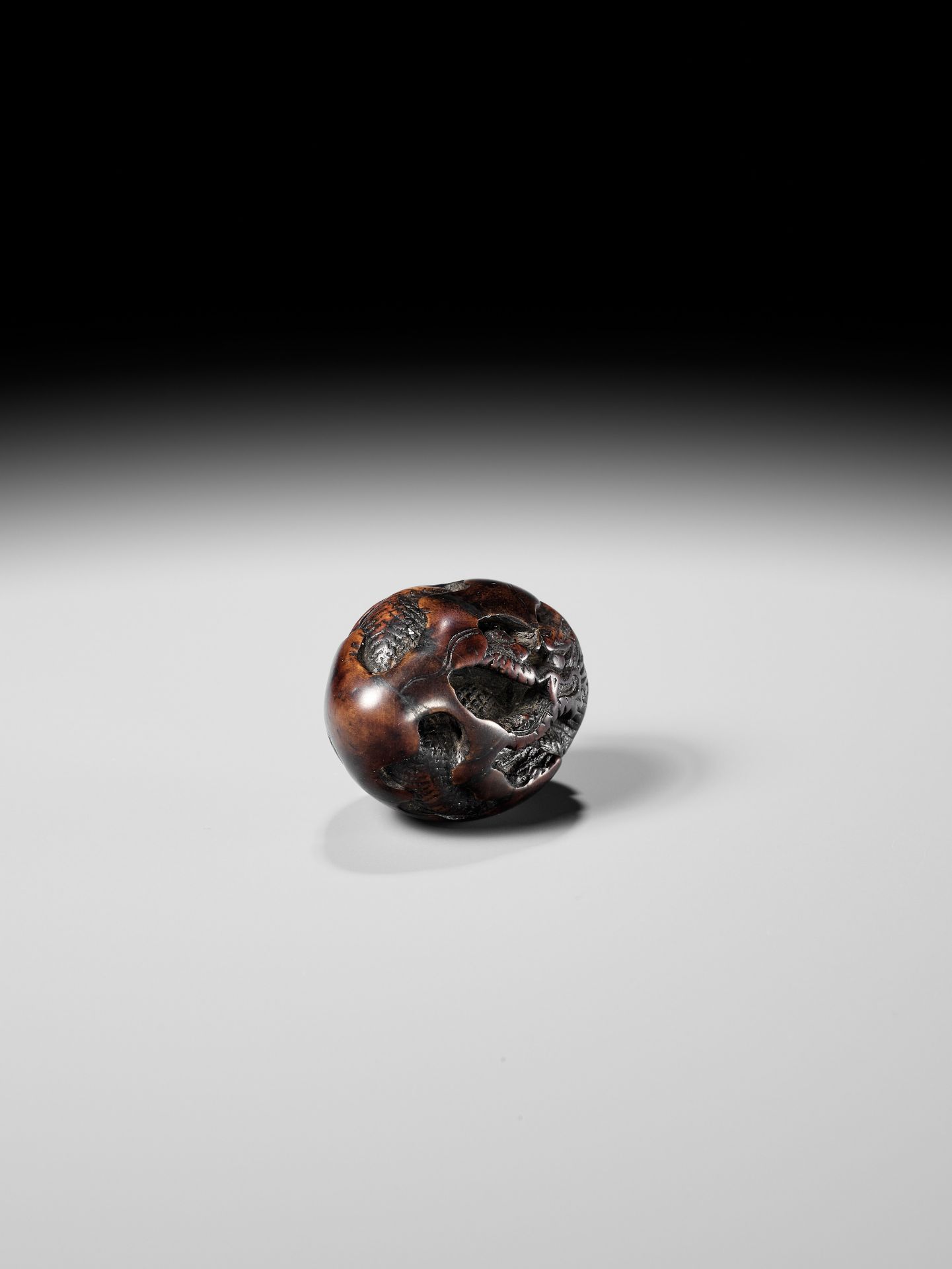 NAITO TOYOMASA: A FINE WOOD NETSUKE OF A DRAGON EMERGING FROM AN EGG - Bild 11 aus 15