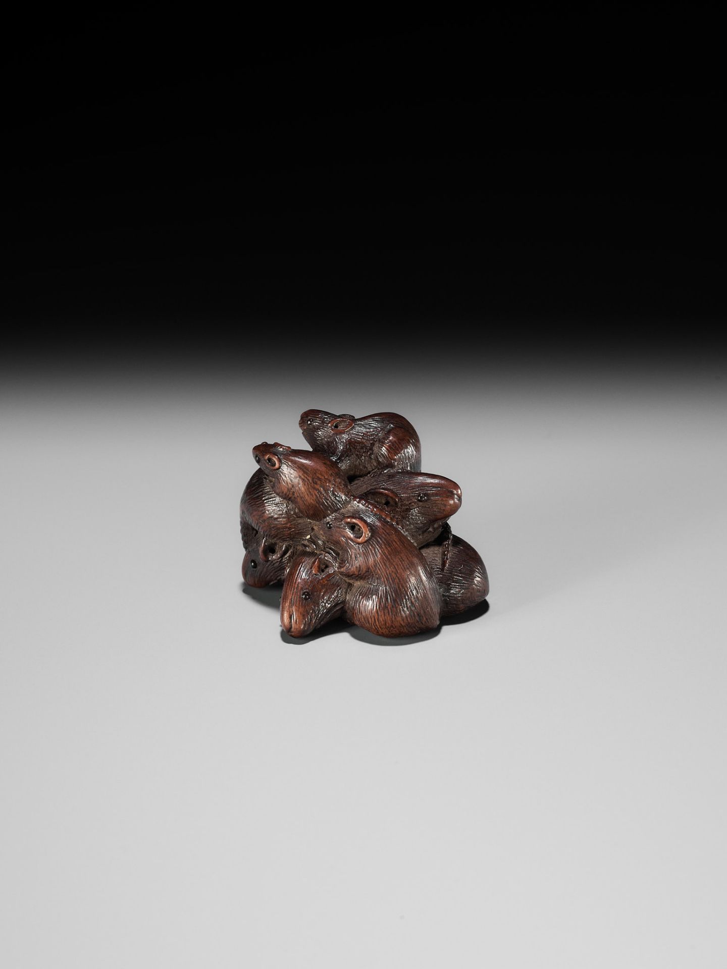 SARI: A FINE WOOD NETSUKE DEPICTING A MISCHIEF OF RATS - Bild 10 aus 13