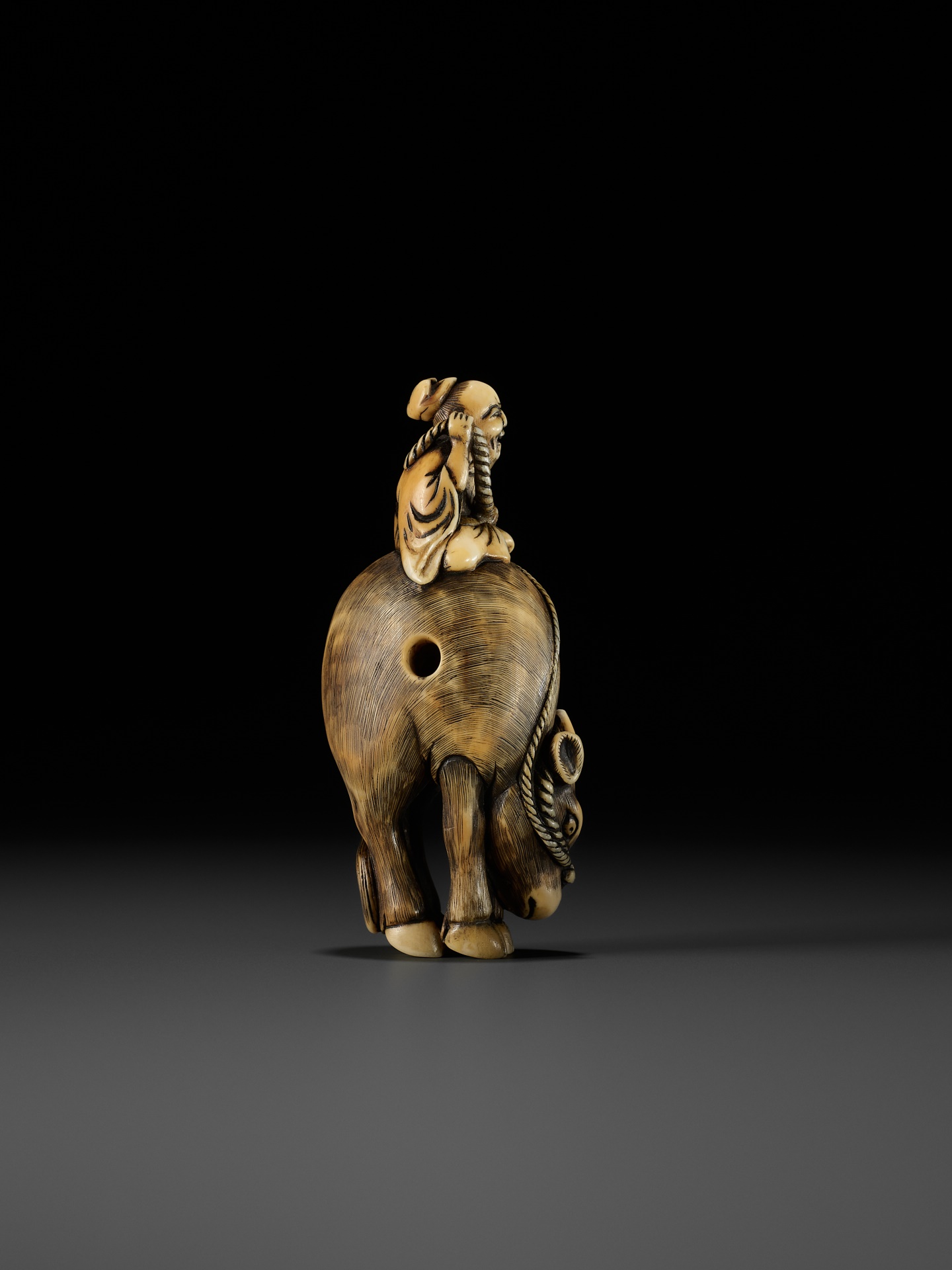 A FINE IVORY NETSUKE OF ROSHI ATOP AN OX - Image 7 of 12