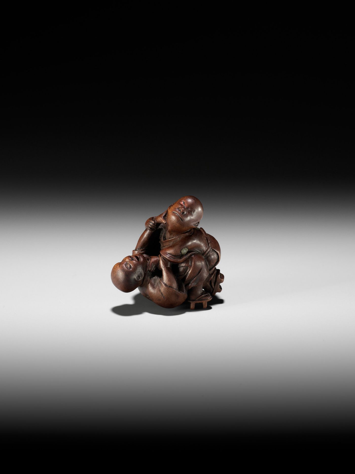 MIWA: A FINE WOOD NETSUKE OF TWO BLIND MEN FIGHTING - Image 4 of 10