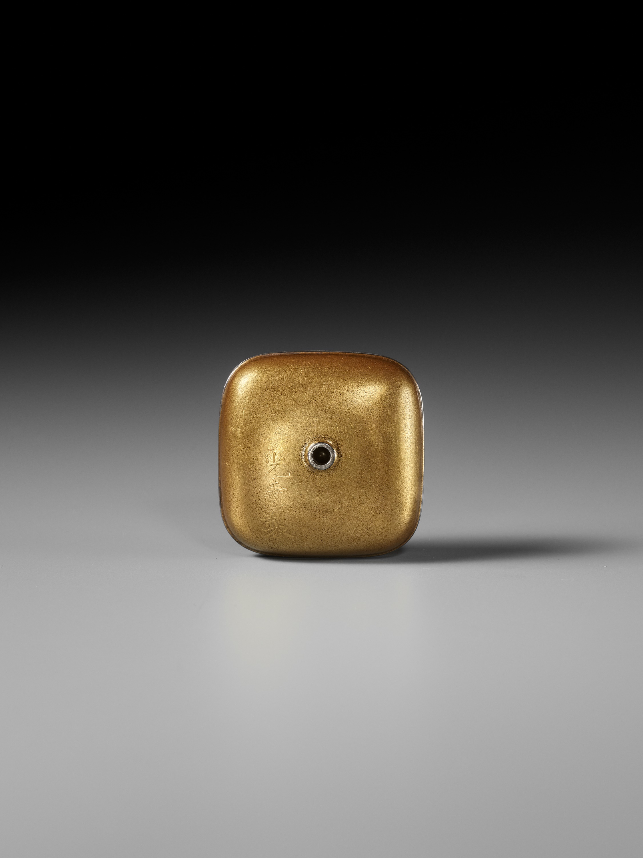 KOJU: A FINE GOLD LACQUER MANJU NETSUKE WITH MINOGAME ON ROCK - Bild 4 aus 10