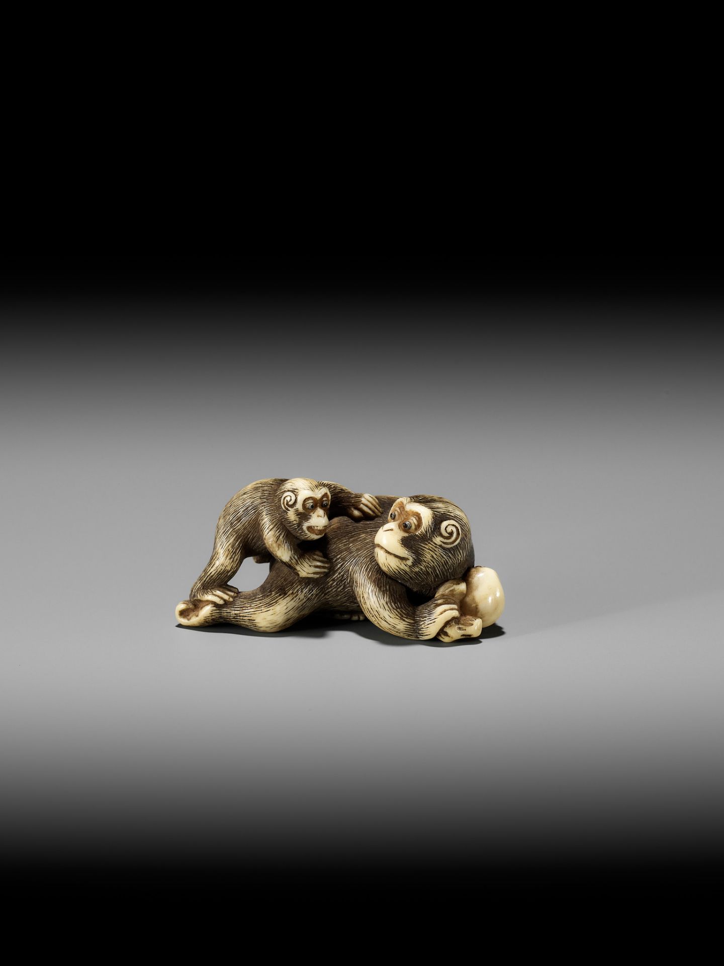 GARAKU: AN IVORY NETSUKE OF A MONKEY WITH YOUNG - Image 2 of 13