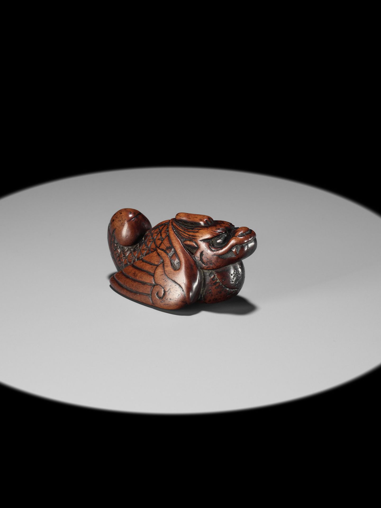 A RARE WOOD NETSUKE OF A HIRYU (FLYING DRAGON), SOKEN KISHO TYPE - Image 2 of 17