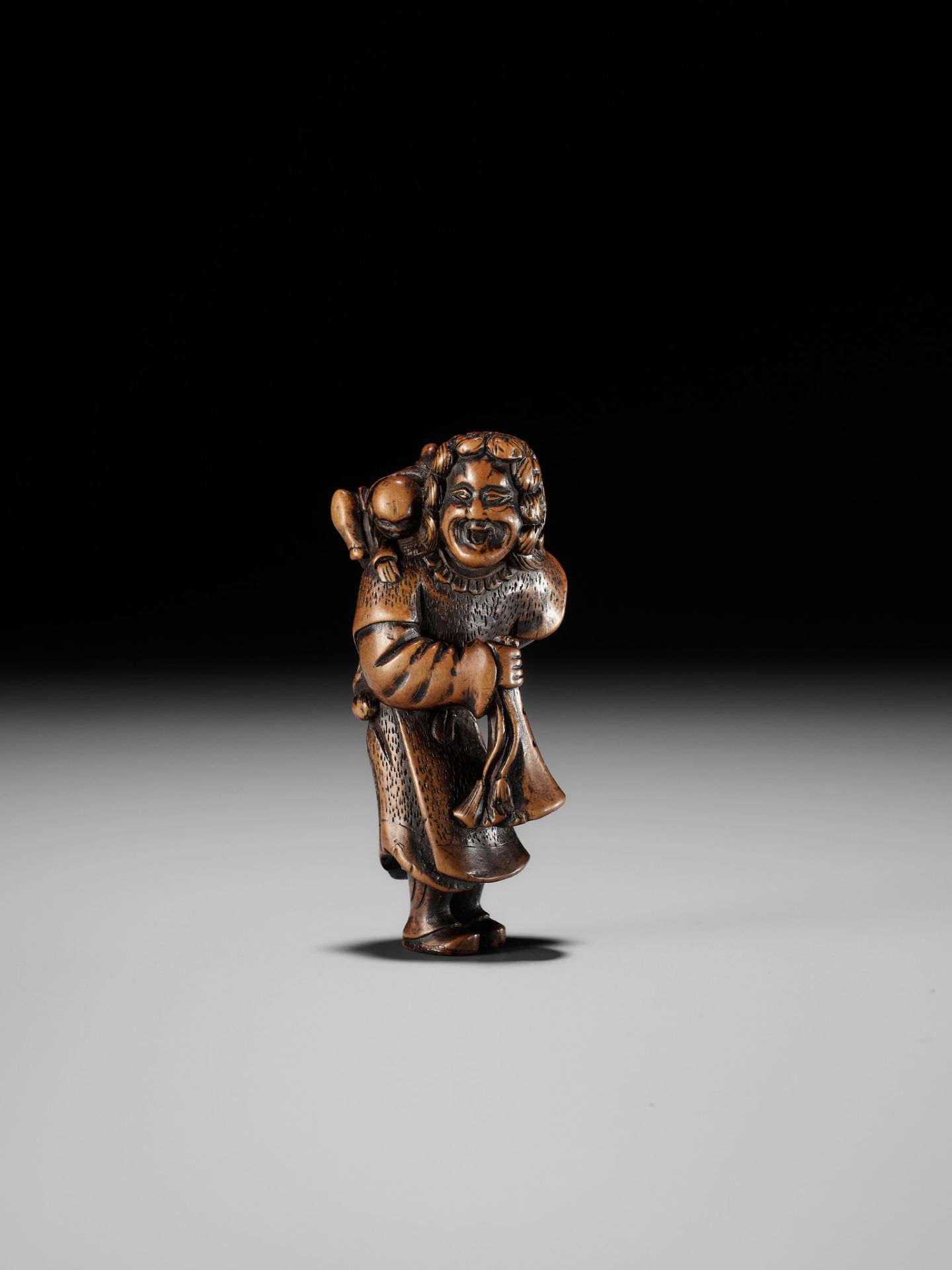 A GOOD WOOD NETSUKE OF A DUTCHMAN WITH CHILD - Image 10 of 11