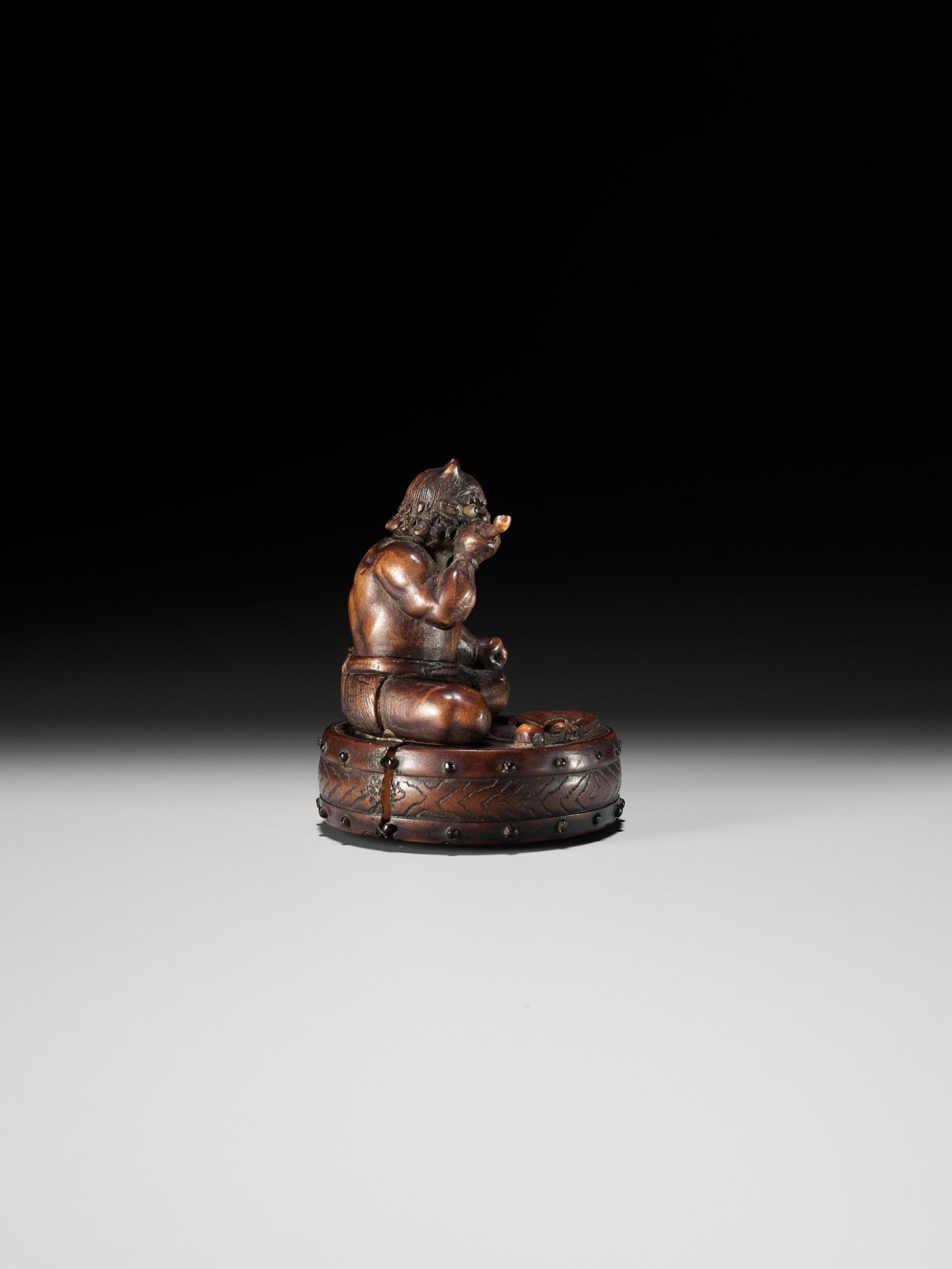 GYOKKOSAI: A HUMOROUS WOOD NETSUKE OF RAIJIN TAKING A SMOKE BREAK - Image 7 of 12