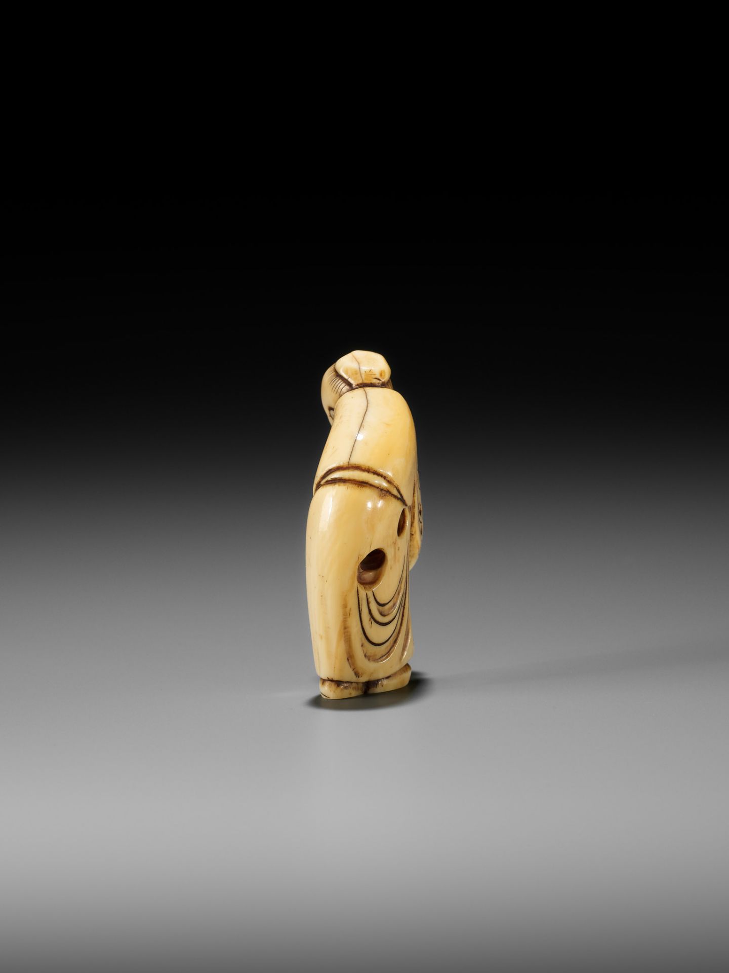 AN EARLY IVORY NETSUKE OF A CHINESE IMMORTAL WITH A GOURD - Bild 9 aus 13