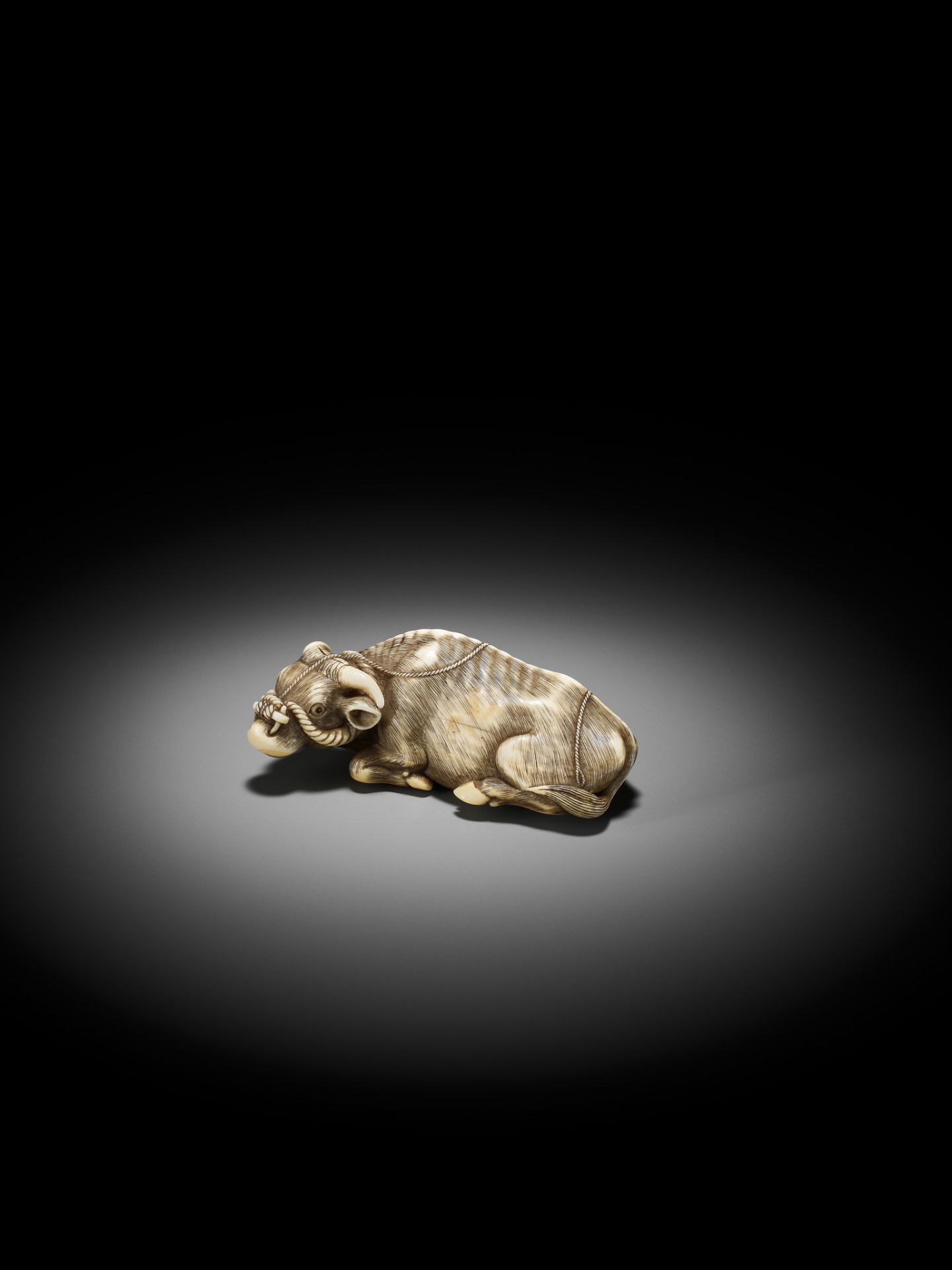 A SUPERB IVORY NETSUKE OF A RECUMBENT OX, ATTRIBUTED TO OKATOMO - Bild 9 aus 15