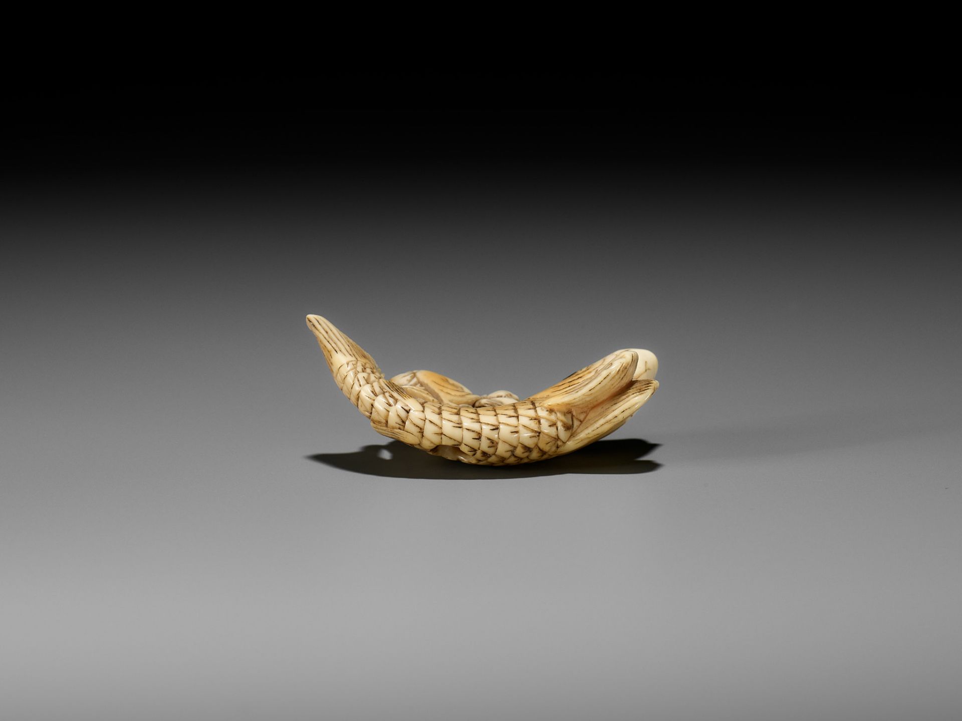 YOSHITSUGU: AN EARLY IVORY NETSUKE OF KINKO SENNIN ON A CARP - Bild 12 aus 14