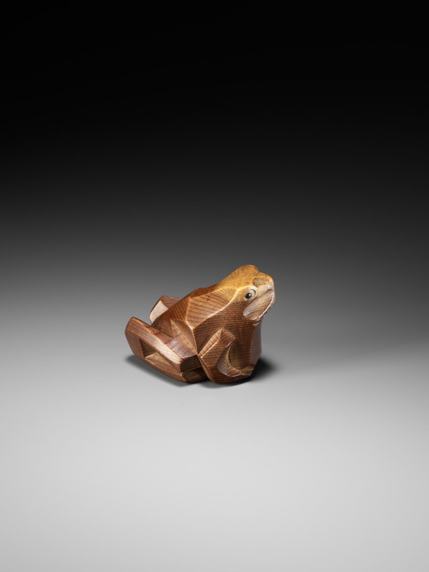 SUKESADA: A RARE ITTOBORI YEW WOOD NETSUKE OF A CROUCHING FROG - Bild 7 aus 11