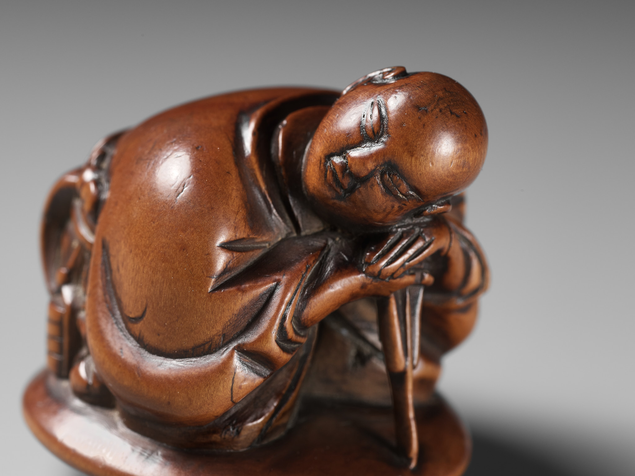 A REMARKABLE AND EARLY WOOD NETSUKE OF A SLEEPING ACTOR - Image 9 of 9