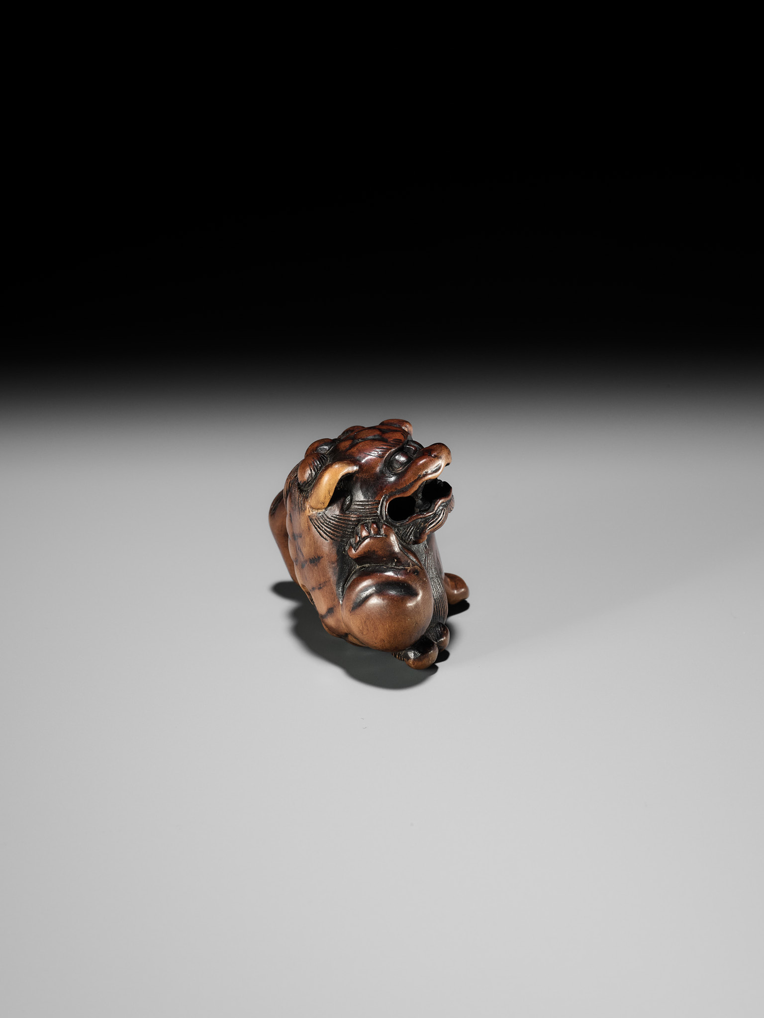 A WOOD NETSUKE OF A SHISHI SCRATCHING ITS JOWL, ATTRIBUTED TO RISUKE GARAKU - Bild 9 aus 12