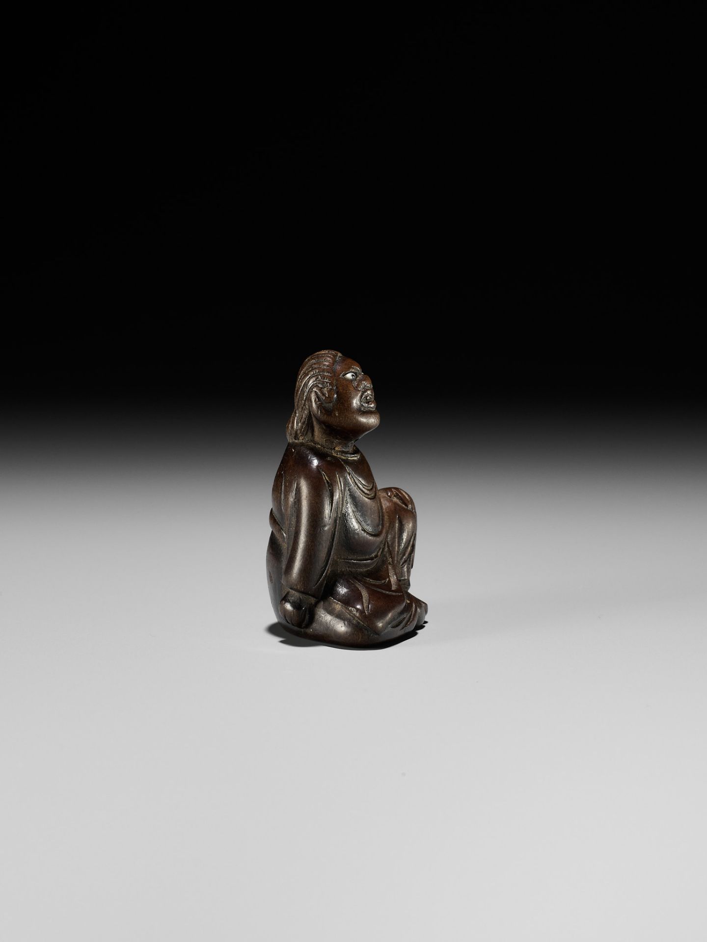 A FINE NETSUKE OF A SEATED IMMORTAL, ATTRIBUTED TO MIWA - Bild 8 aus 14