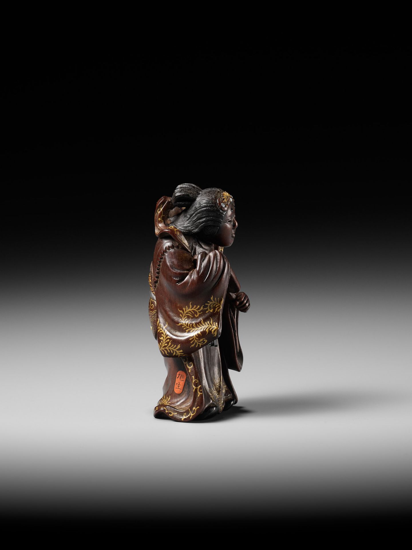 KYOKUSEI: A SUPERB AND LARGE LACQUERED AND INLAID WOOD NETSUKE OF BENTEN - Image 11 of 15