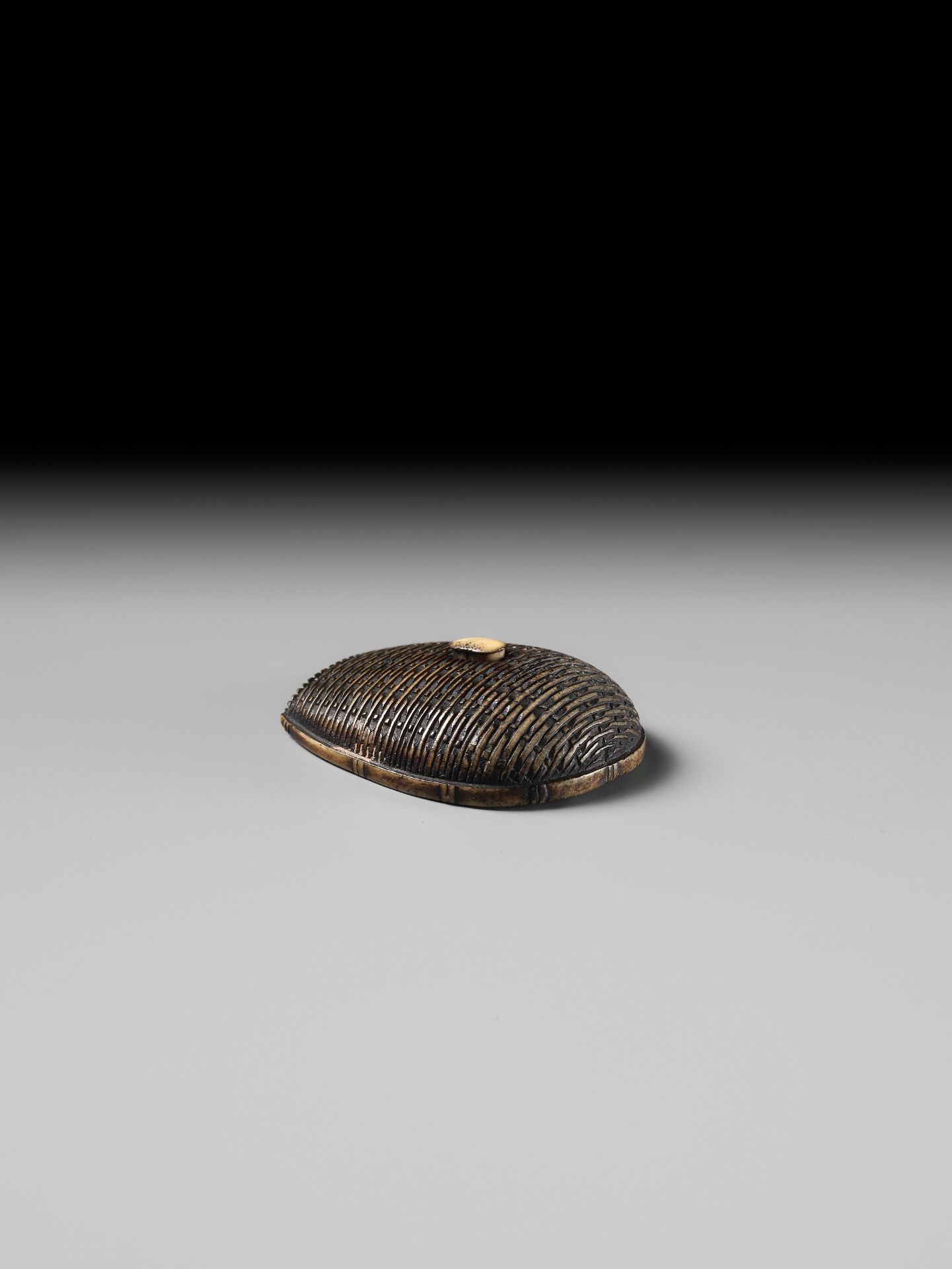 A FINE ANTLER NETSUKE OF A WINNOWING BASKET - Image 7 of 11