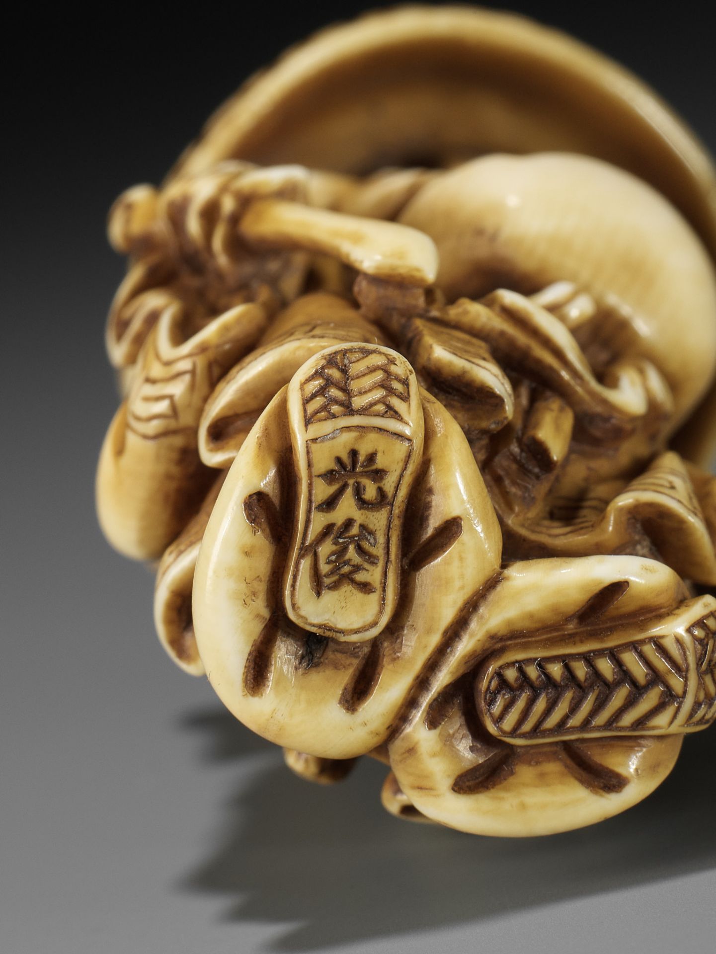 MITSUTOSHI: AN AMUSING IVORY NETSUKE OF SHOKI AND ONI - Bild 11 aus 12