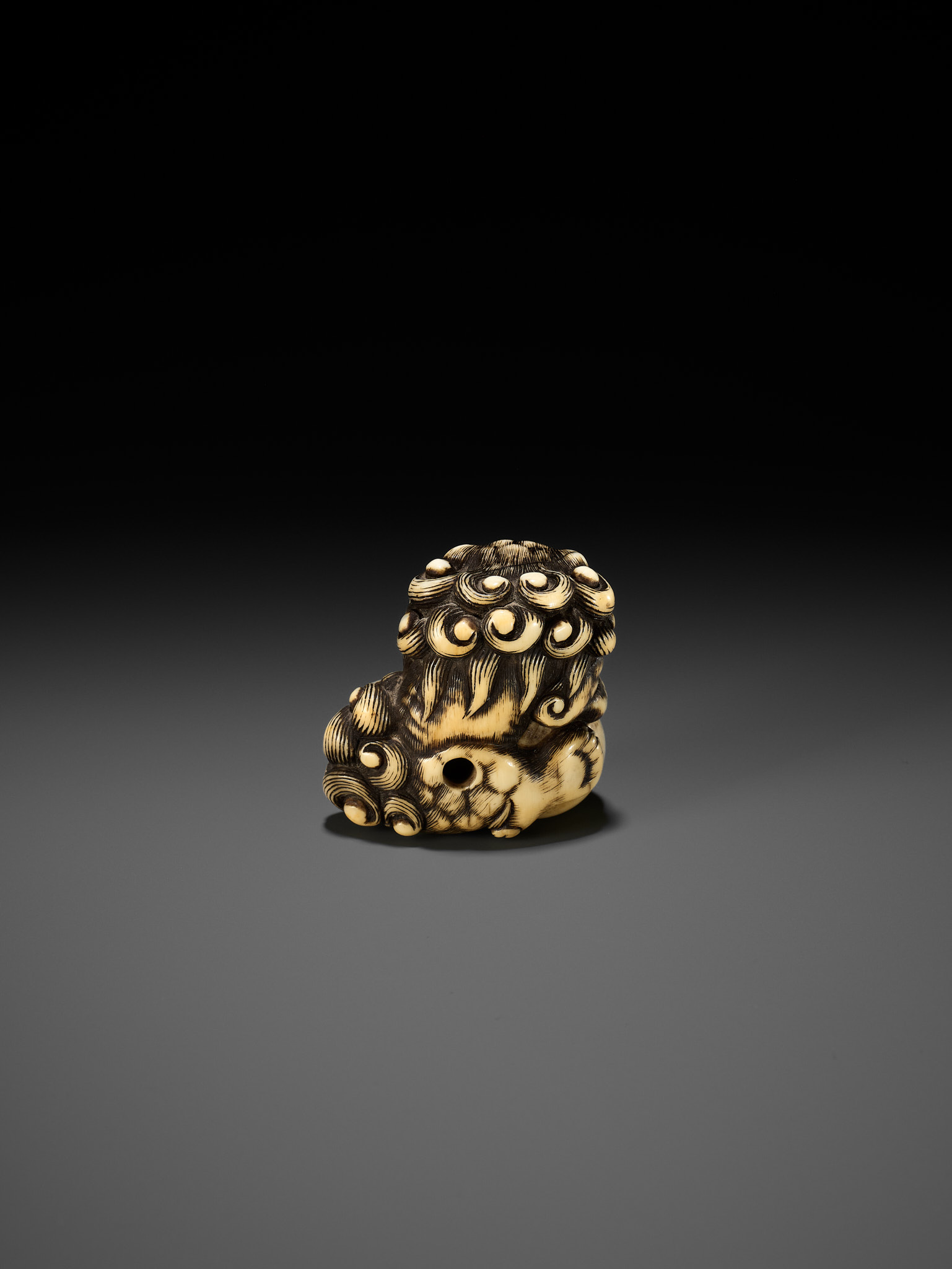 AN IVORY NETSUKE OF A SNARLING SHISHI WITH BALL - Image 2 of 10