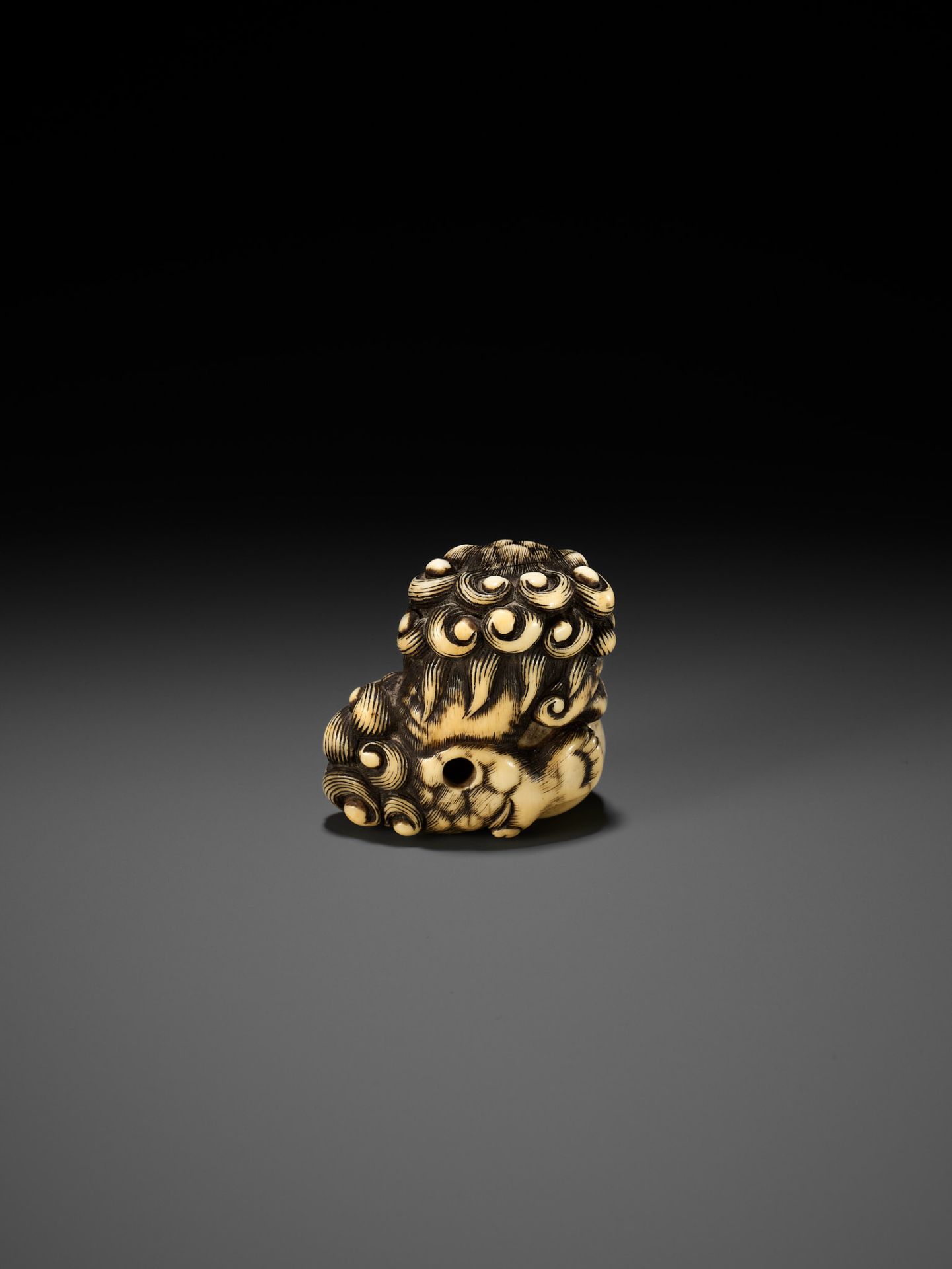 AN IVORY NETSUKE OF A SNARLING SHISHI WITH BALL - Bild 2 aus 10