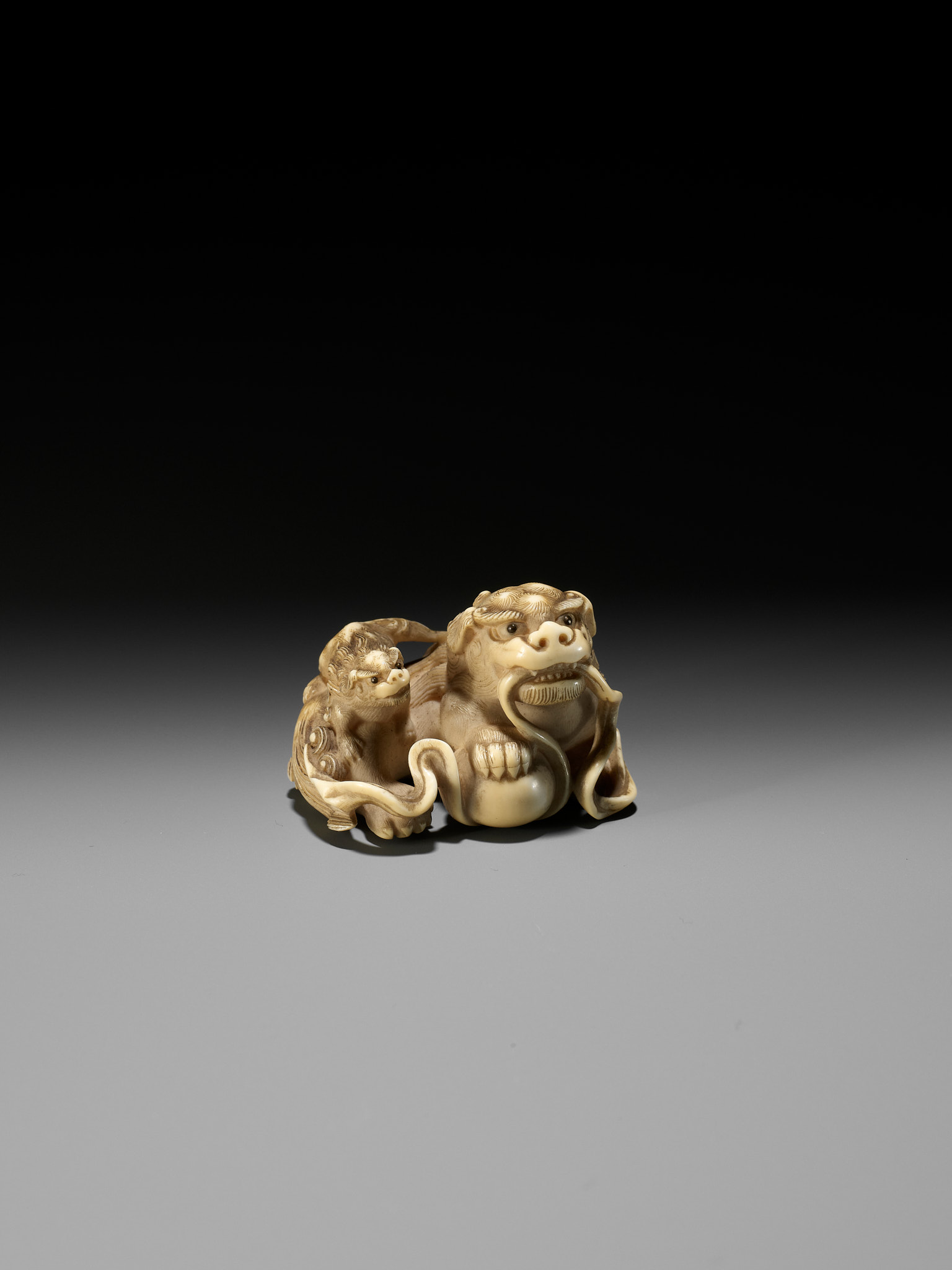 HAKURYU: A FINE IVORY NETSUKE OF A SHISHI AND YOUNG - Bild 3 aus 14