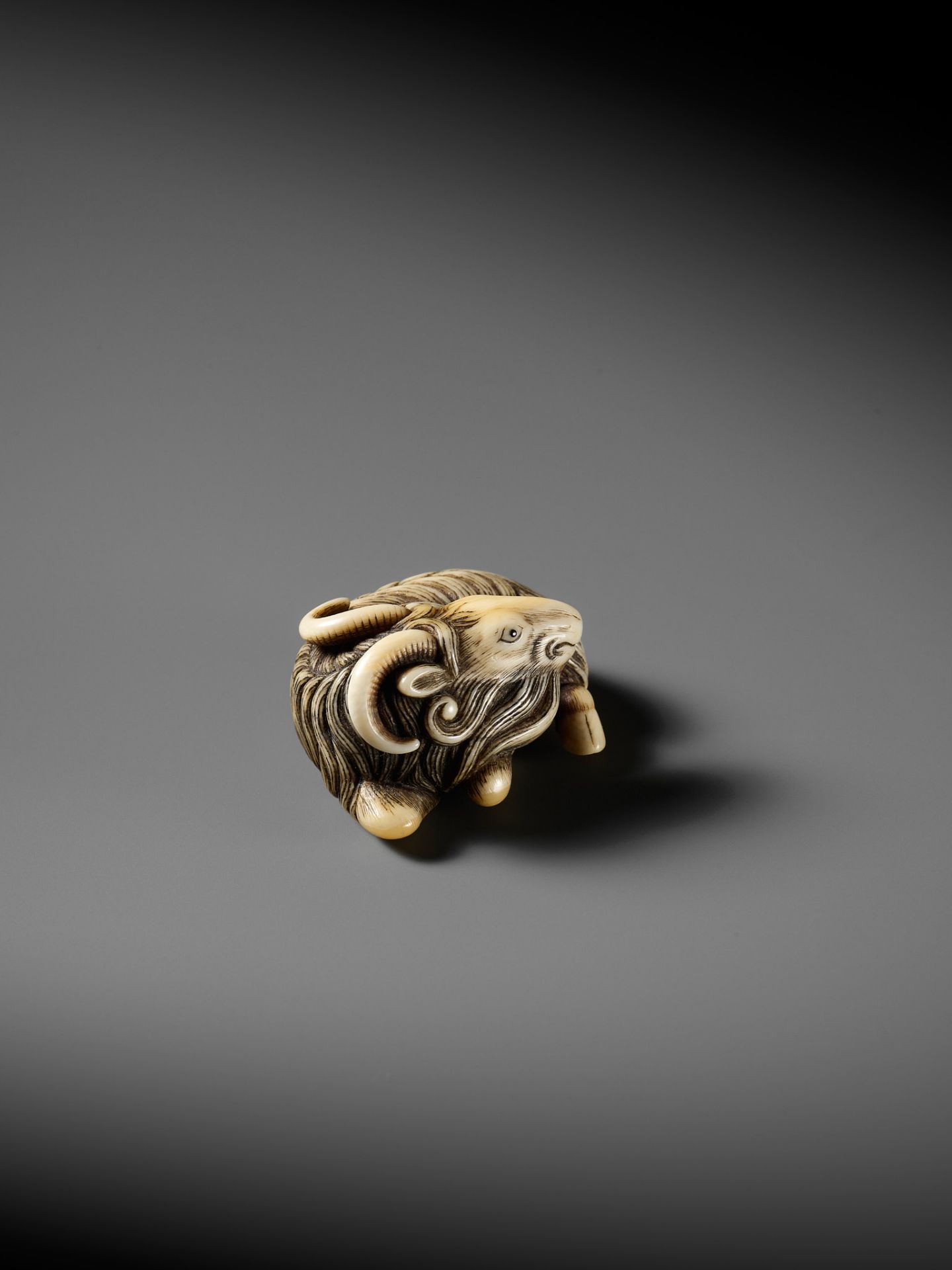 A FINE MARINE IVORY NETSUKE OF A RECLINING GOAT - Bild 8 aus 12