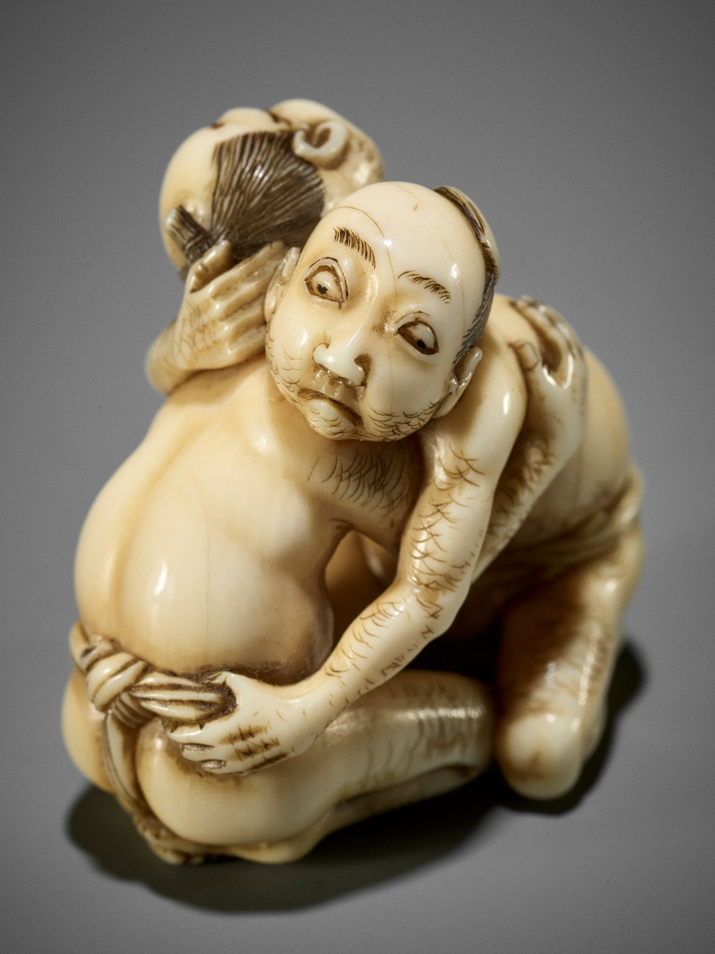 DORAKU: A SUPERB IVORY NETSUKE OF TWO WRESTLING DRUNKS - Bild 2 aus 23