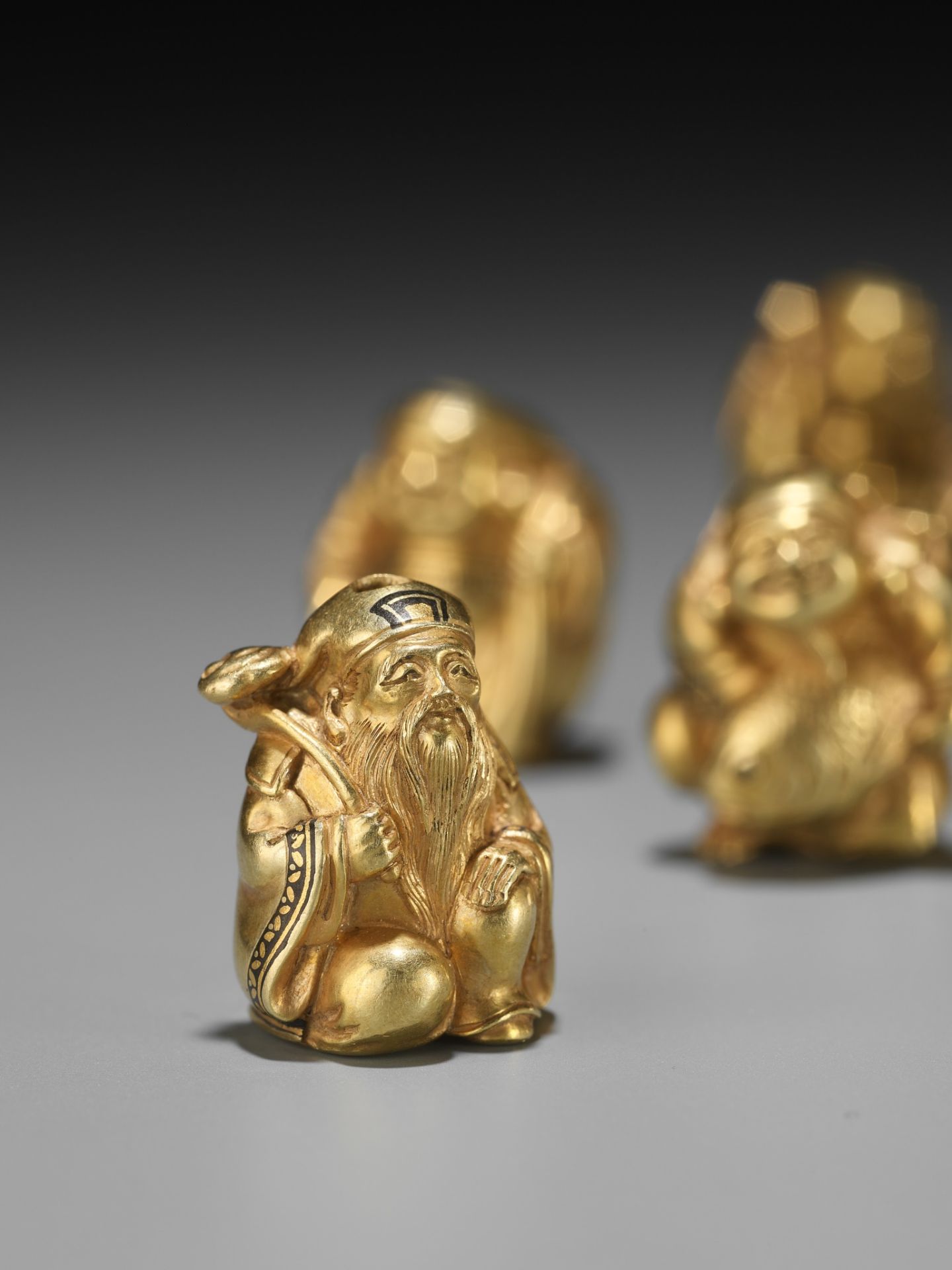 TAKACHIKA: A VERY RARE SOLID GOLD OJIME SET OF THE SEVEN LUCKY GODS (SHICHIFUKUJIN) - Bild 10 aus 61