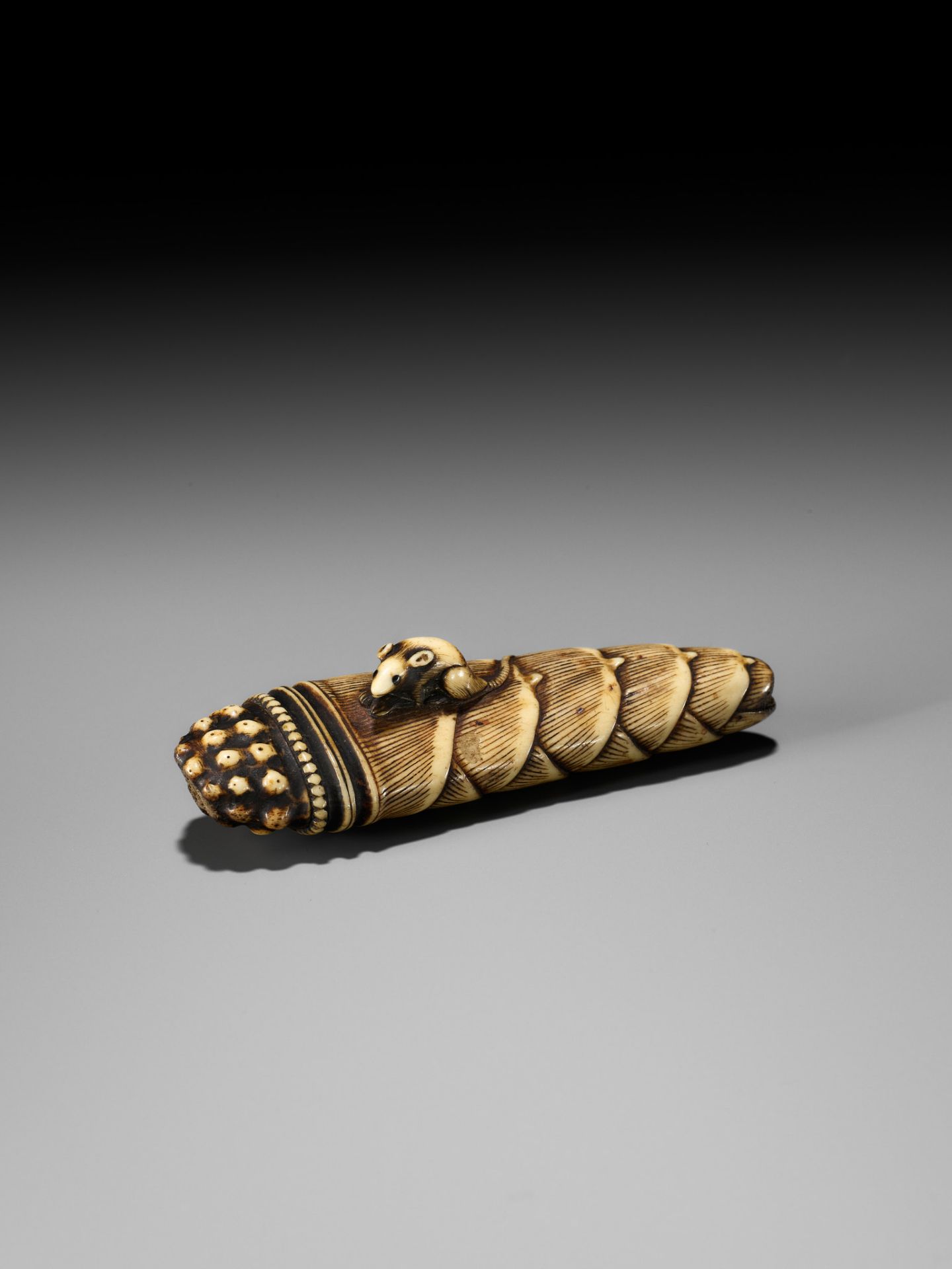 AN EARLY ANTLER NETSUKE DEPICTING A RAT ON A BAMBOO SHOOT - Bild 2 aus 14